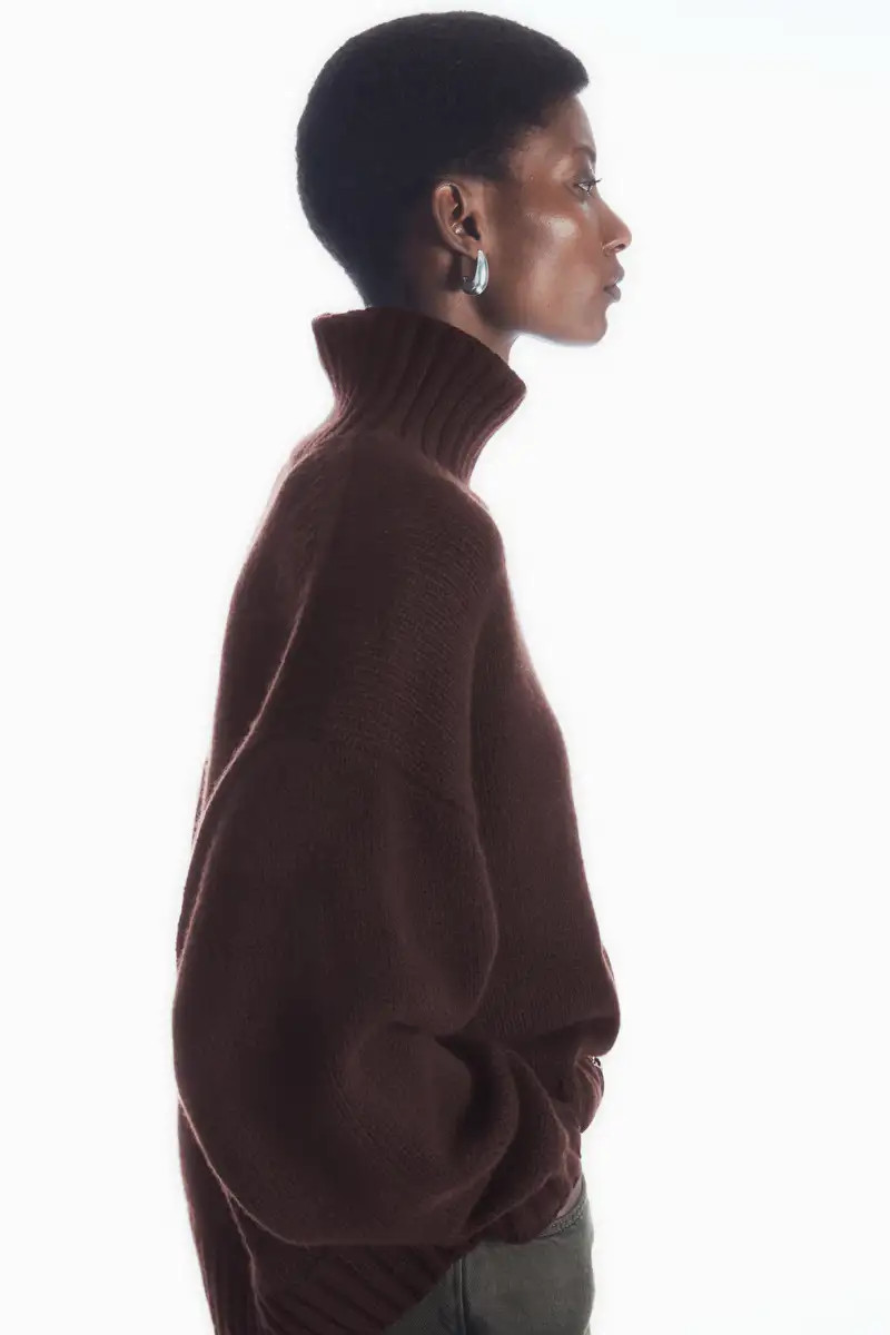 CHUNKY PURE CASHMERE TURTLENECK JUMPER - Dark brown - COS | COS (EU)