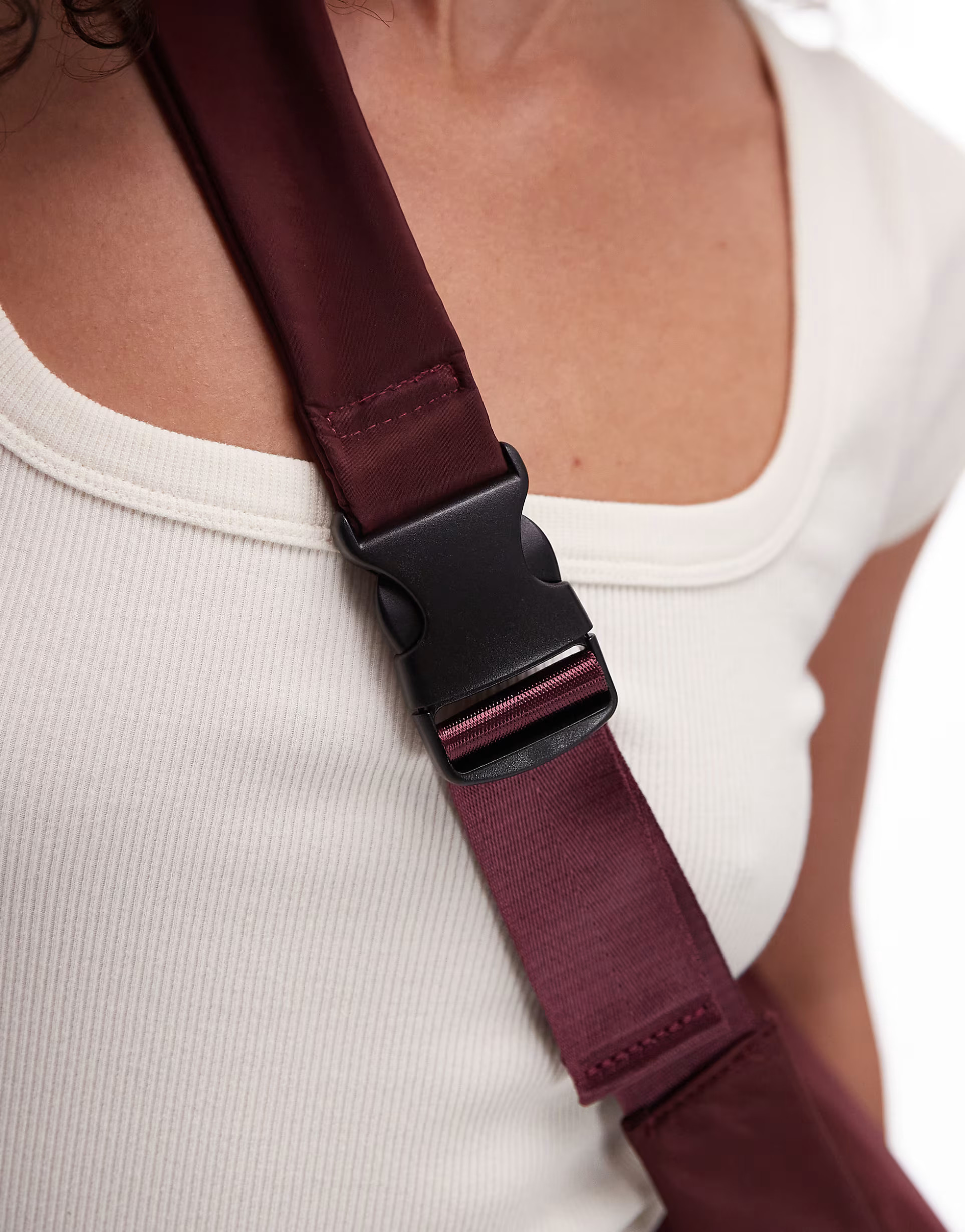 Topshop – Con – Nylon-Umhängetasche in Burgunderrot | ASOS (Global)