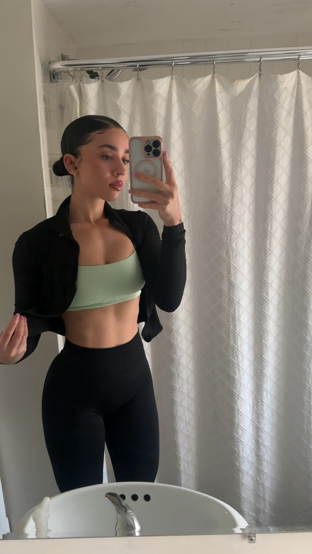 gym jackets been hitting different lately. 
•jacket- amazon, size s 
•green sports bra: discontinued but available in other colors, size small 
•leggings: one r active dupe from aliexpress, size s 


#LTKfitness #LTKVideo #LTKMostLoved