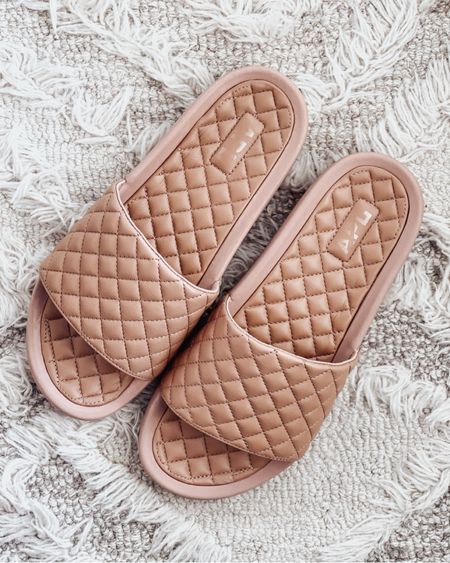 My favorite casual slides now come in new neutral colors 

APL - Lusso Slide - Leather Sandals - Casual Sandals - Cute Sandals - Summer Shoes 

#sandals #APL 