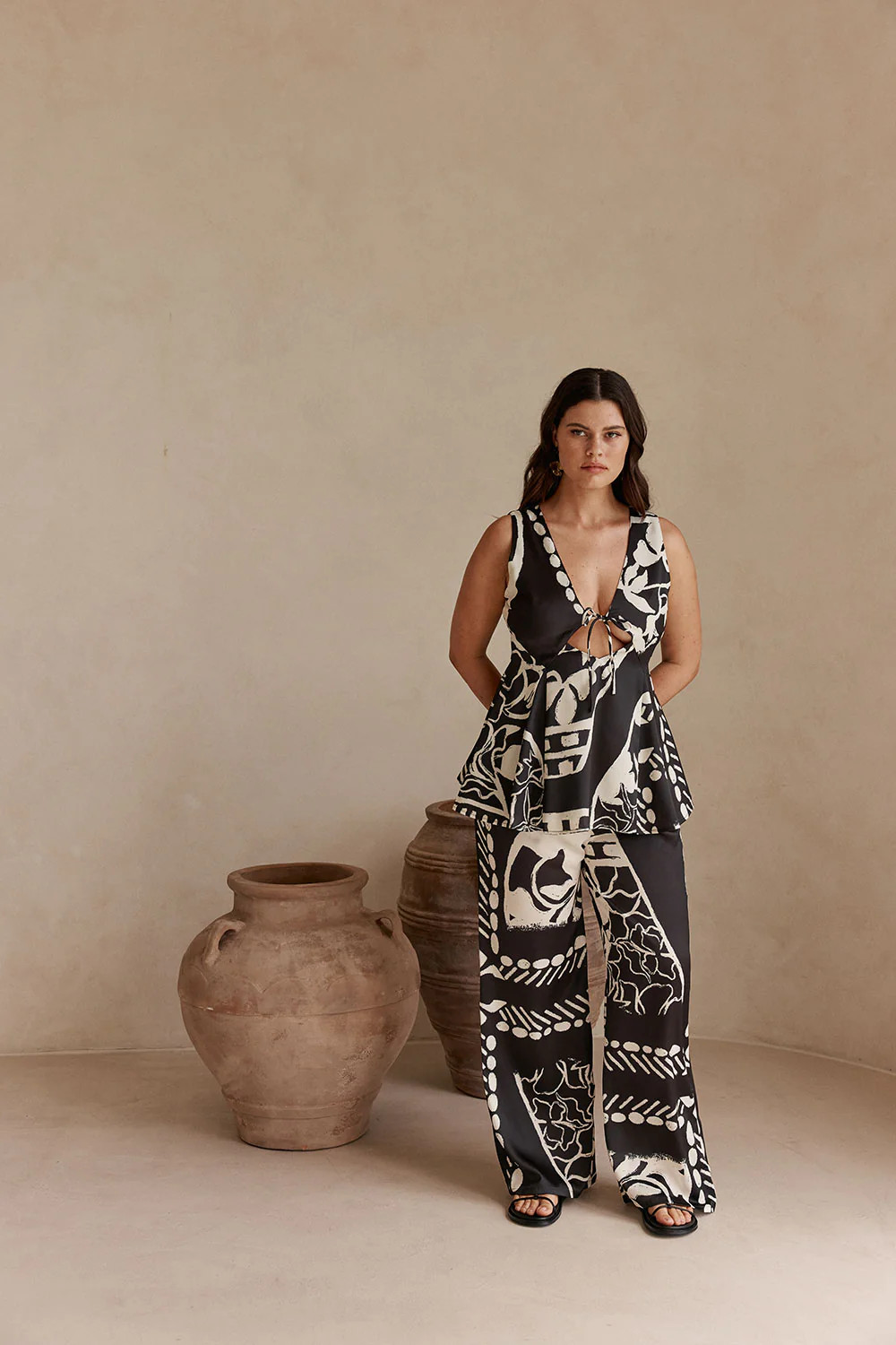 Black Botanic Vase Print V Neck Zelina Top | Sabo Skirt AU