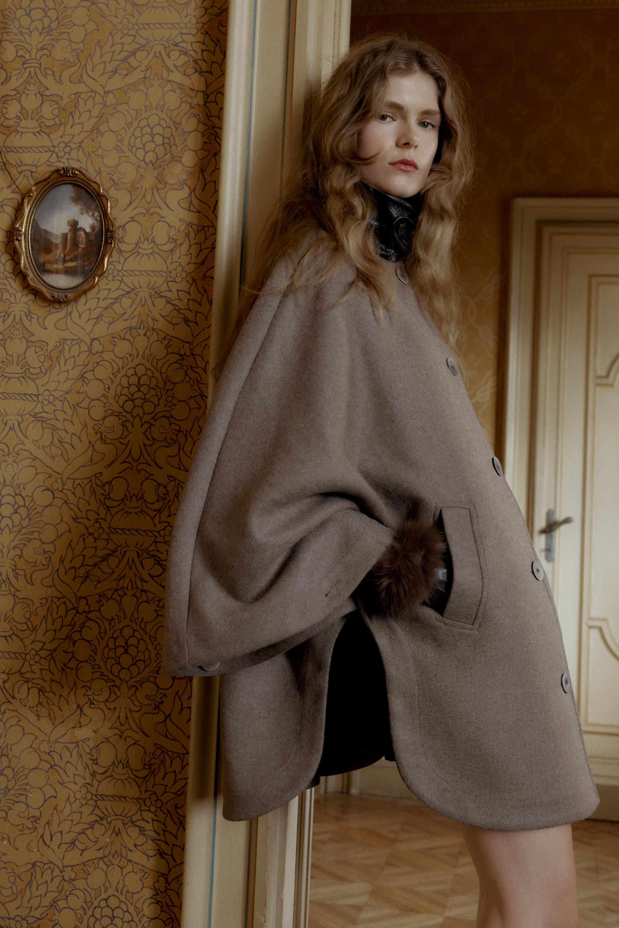 CONTRAST COLLAR WOOL BLEND CAPE COAT | Zara US