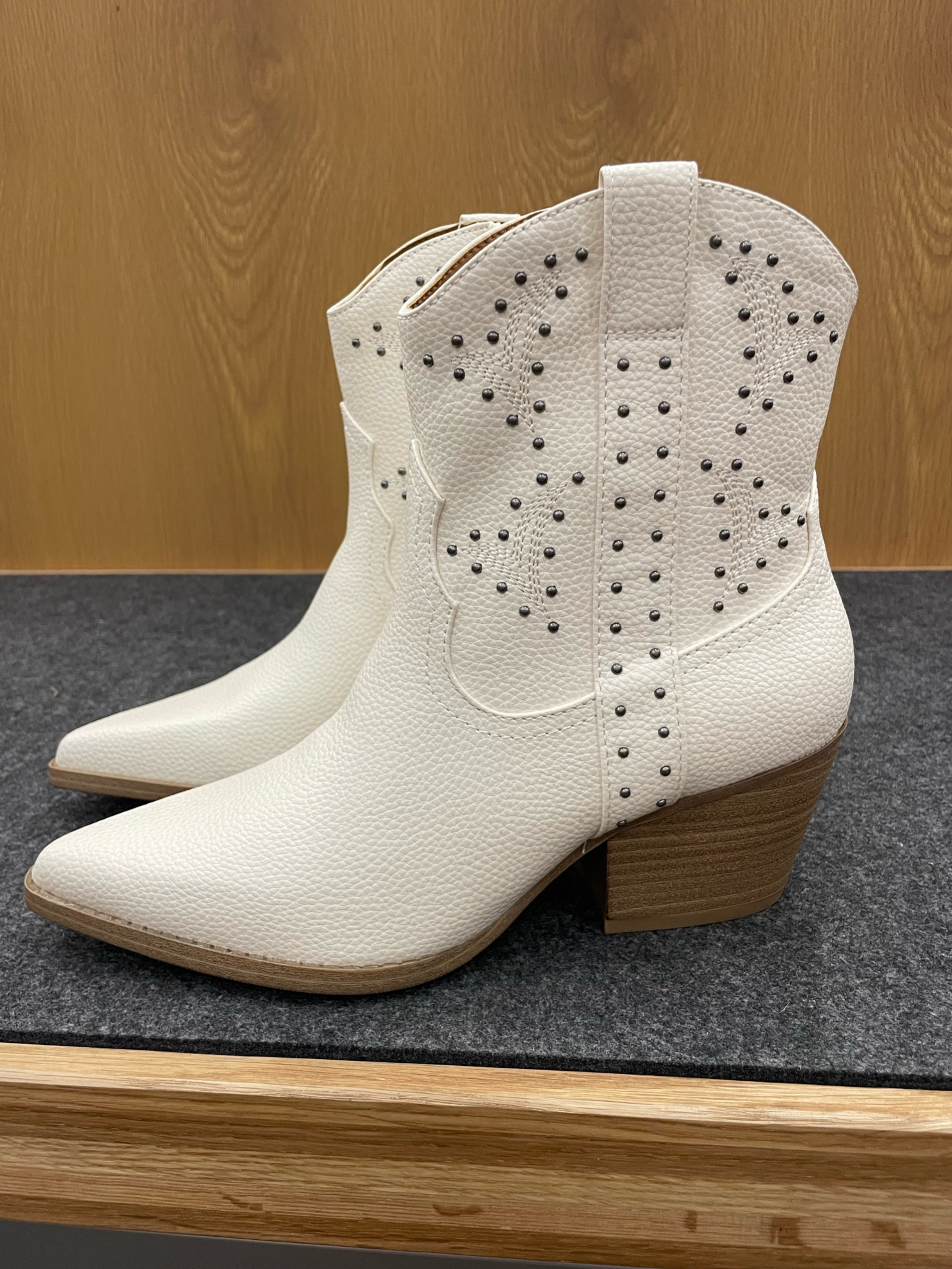 New western boots 

#LTKunder50 #LTKstyletip #LTKshoecrush