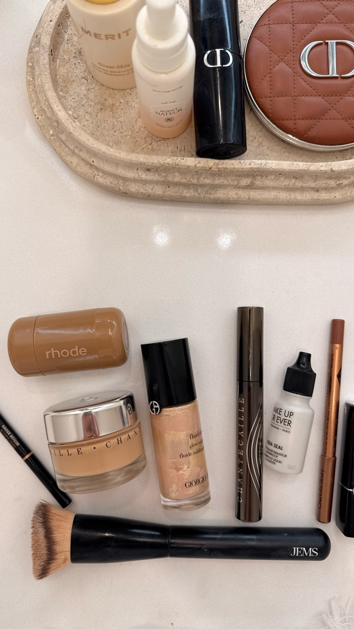 Just a girl doing girlie things 💄 

Fluid sheer in colour champagne 
Foundation in colour cream
Blush in taasted teddy 


Let me know if you want the links to anything, Xx

#sephora #sephorasale #makeup #makeupaddict