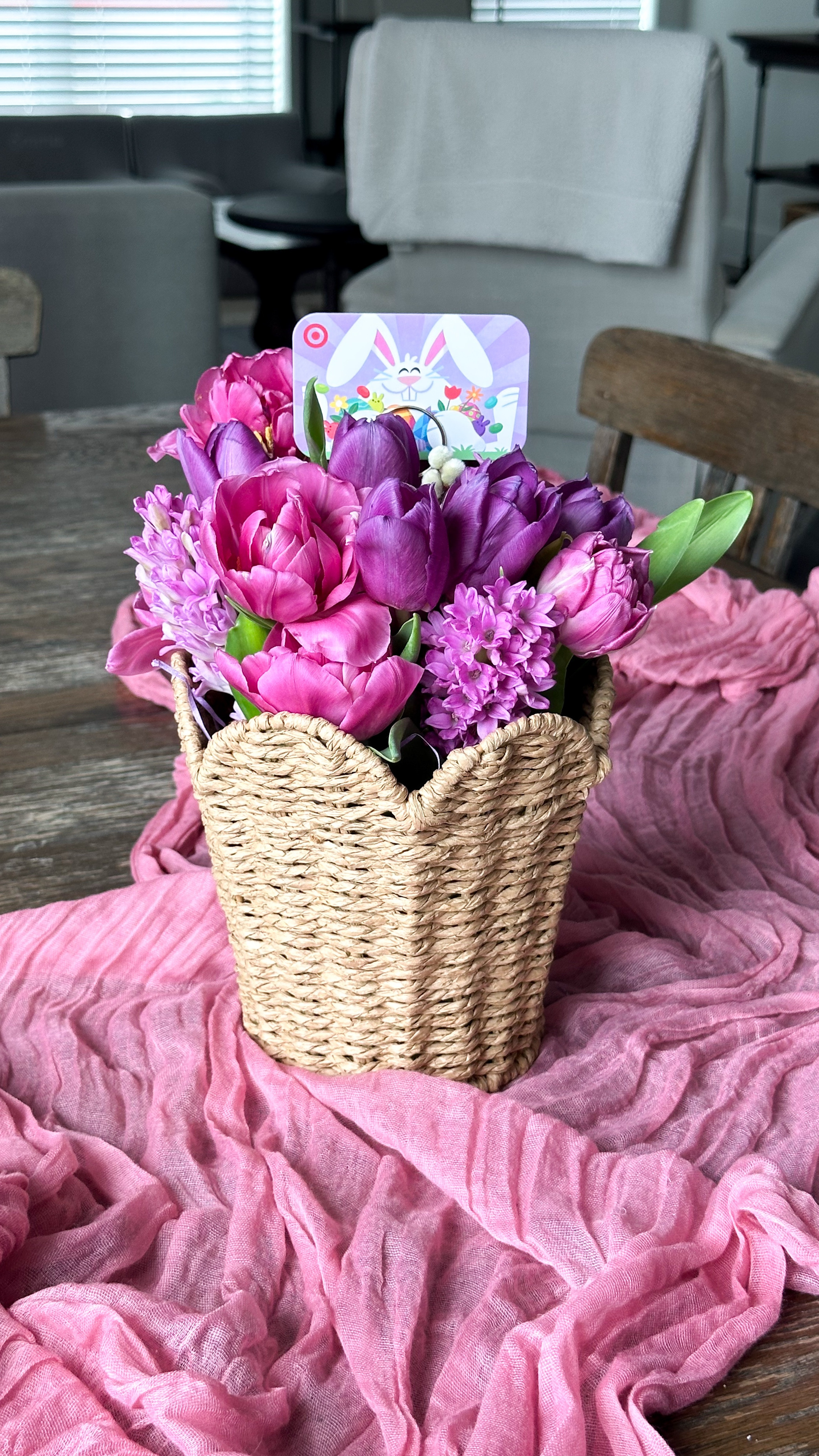 A sweet Spring gift idea🪻
Who would’ve love beautiful florals and a gift card to their favorite place?! The scalloped basket is from the Target dollar spot… So cute! 

#LTKSeasonal #LTKGiftGuide