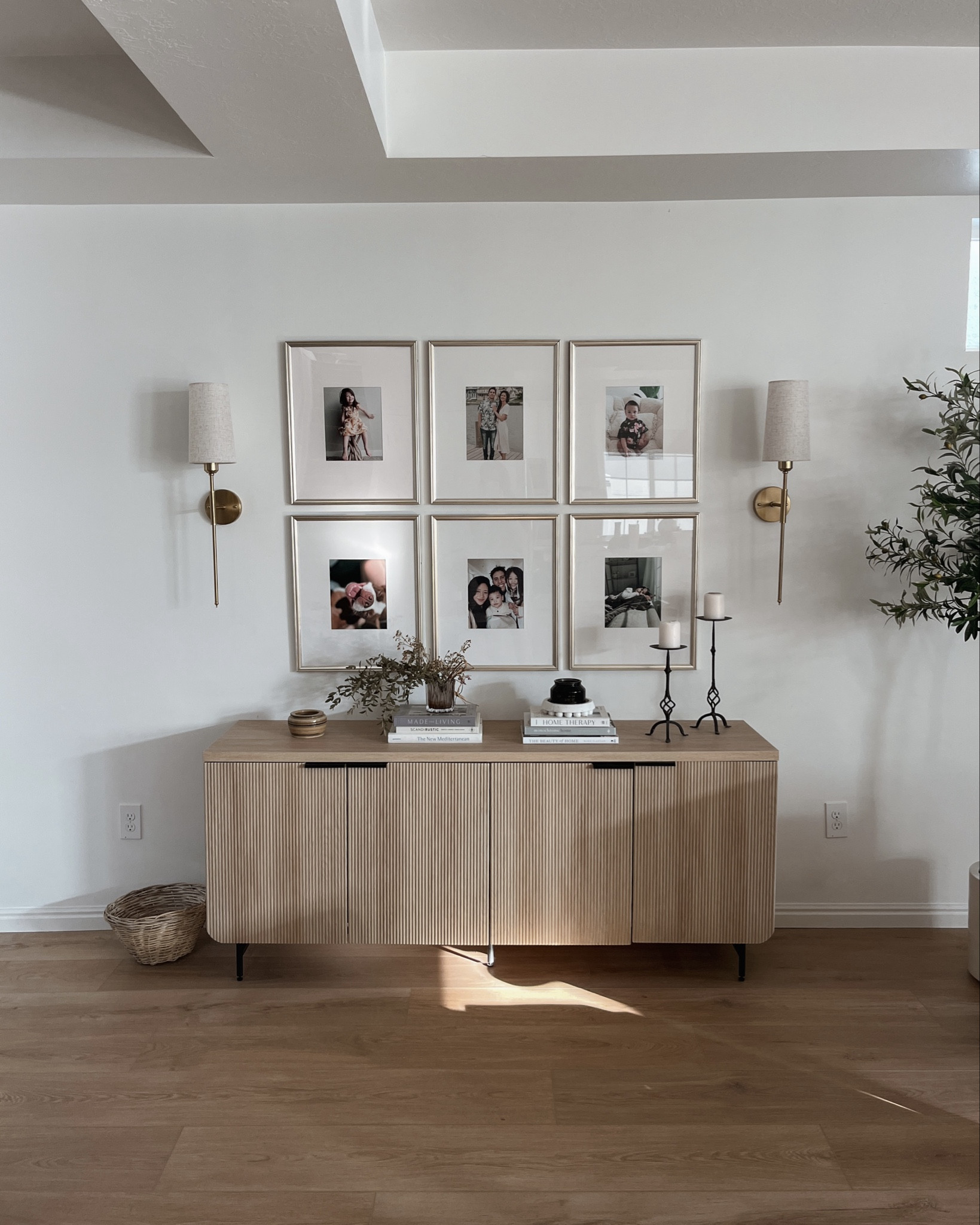 A few stills of this gallery wall ✨ my favorite pieces are the frames, everyone always asks about them so here they are up close. They’re a beautiful warm pewter with just a touch of black speckles giving the finish a slightly worn aged feel! 🤍





#home #decor #gallerywall #livingroom #consoletable #lamp #sconce #lighting #neutral #style #modern #amazon #finds 

#LTKStyleTip #LTKHome #LTKFindsUnder100