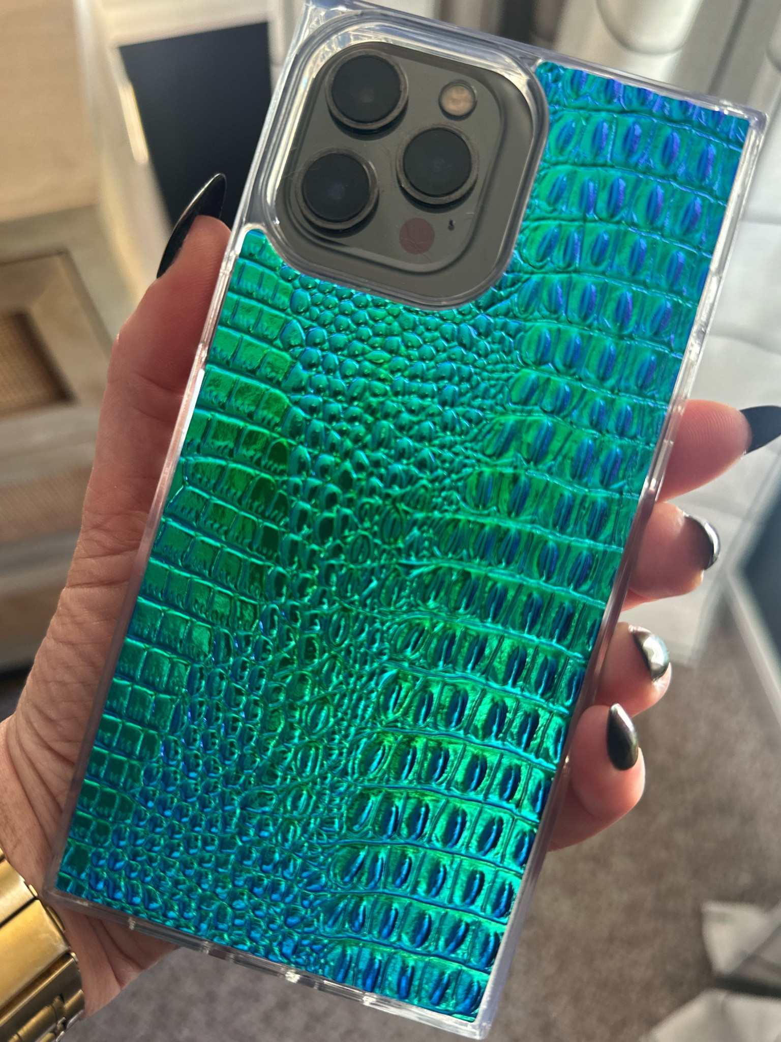 It’s a mermaid tail not a gator. Duh. 
