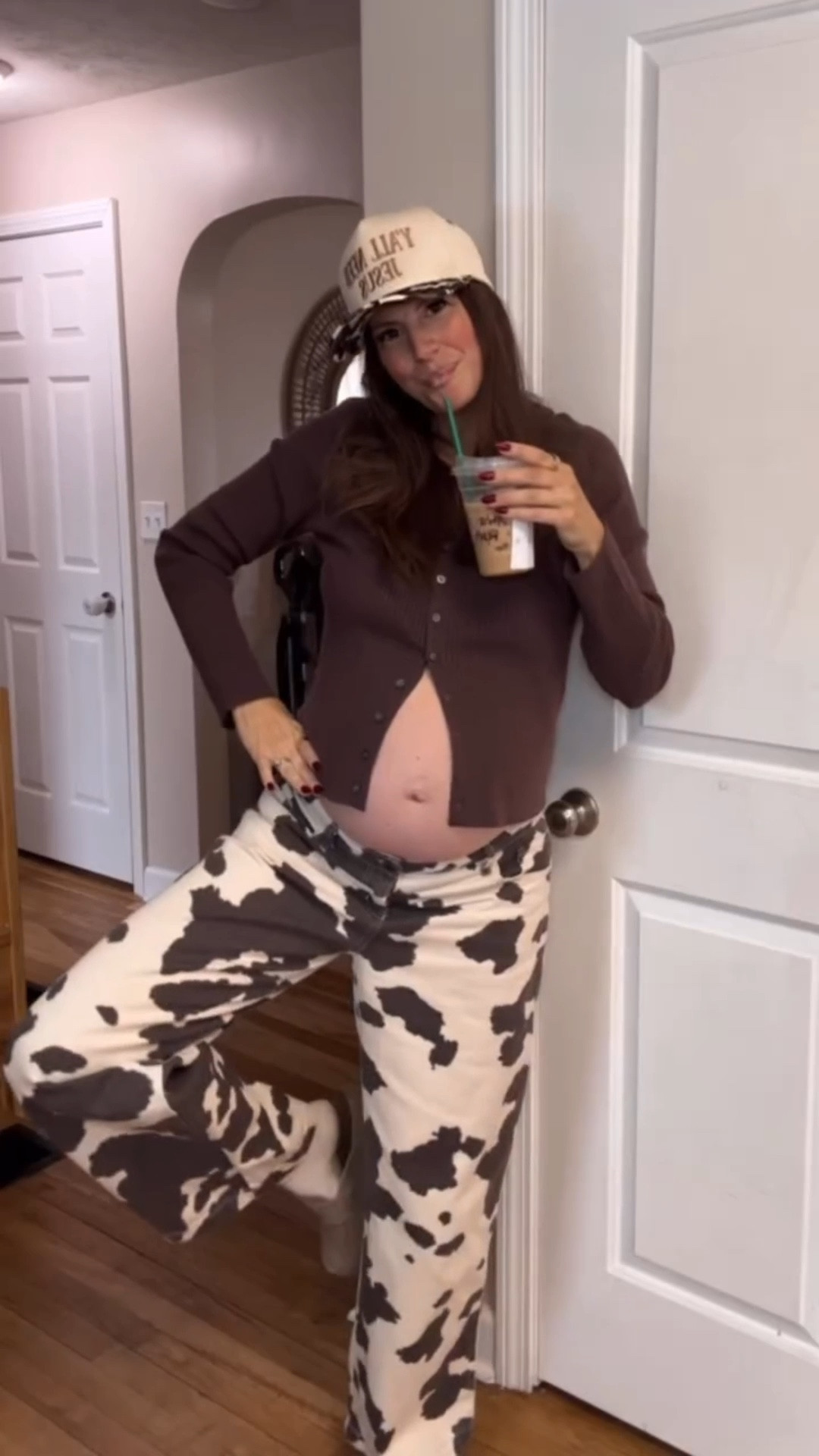 It’s a bold choice these pants - but I LOVE THEM 🐮💕

Drop a comment for the links or check my bio to shop LiketoKnow.it 👍🏻

#momstyle #unfilteredmotherhood #expectingmoms #bumpstyle #pregnancylife