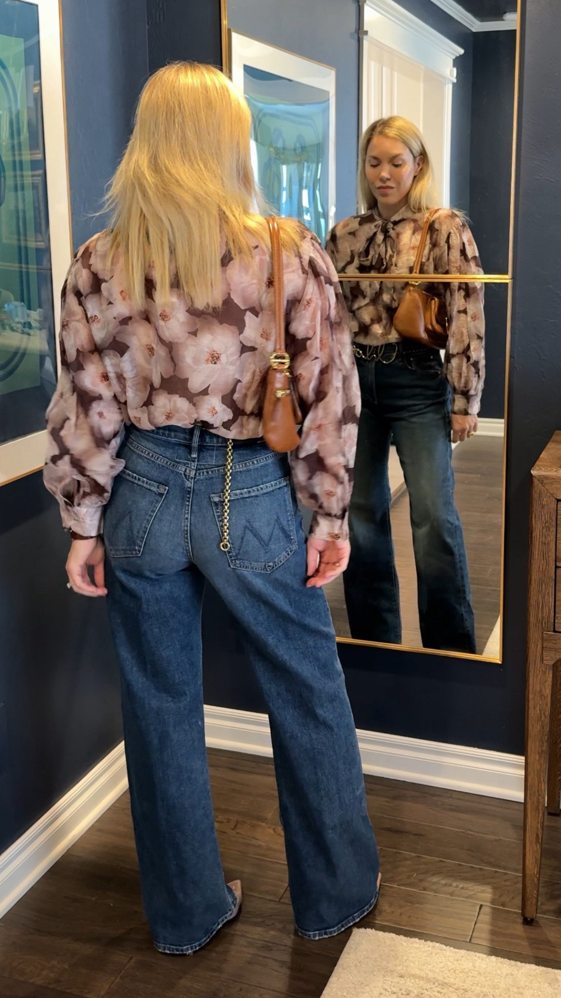 This floral top is so cute and a little cropped BUT perfect for tucking in.


Mother jeans 
Fall outfit 
Chloe belt 

#LTKItBag #LTKStyleTip 

#LTKFindsUnder100 #LTKSaleAlert #LTKootd #LTKSeasonal