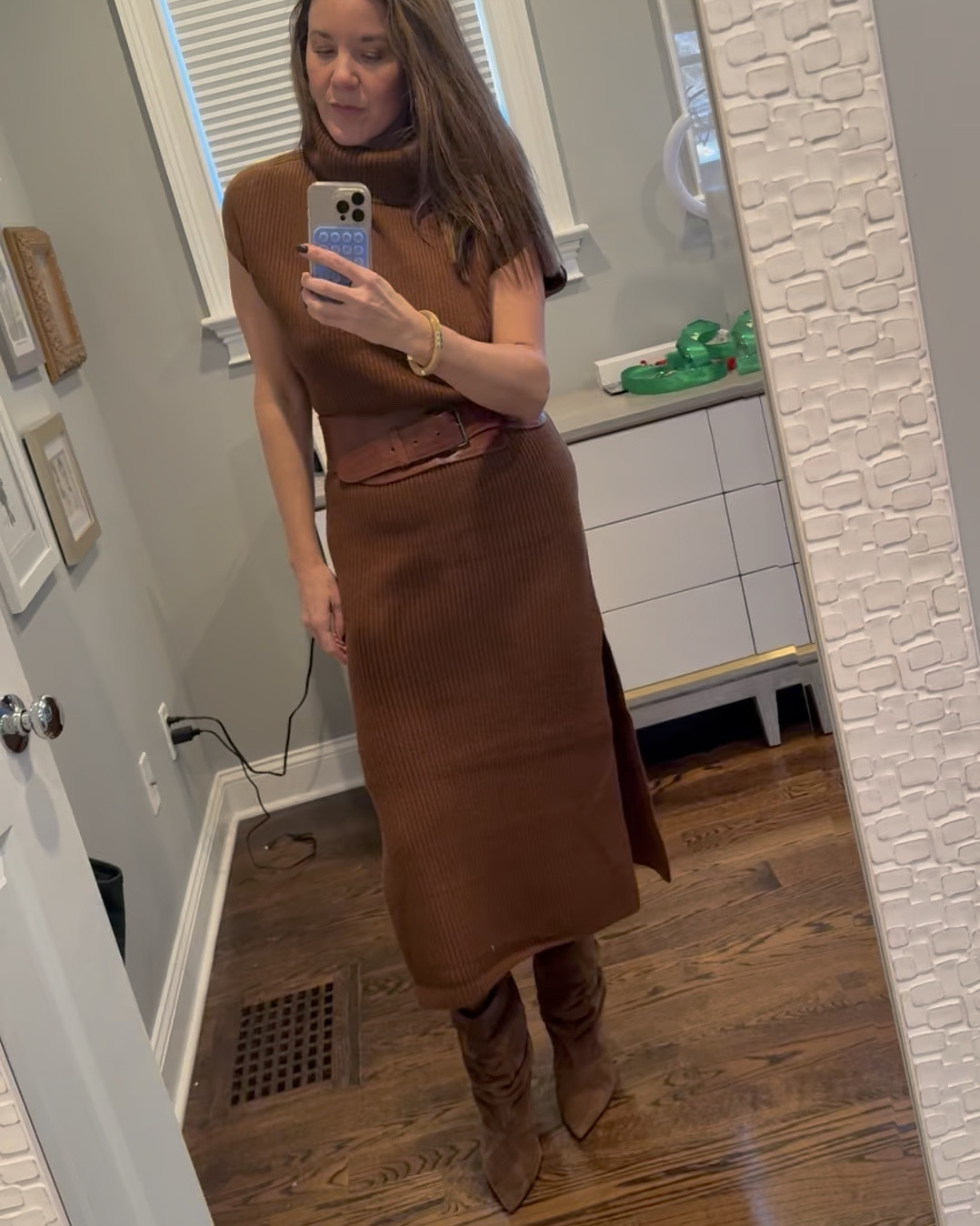 Sharing this amazing sweater dress I’ve been coveting — finally on sale. PLUS this coat which is 50% off!!! Limited edition color, too— get yours! 

Gimme ALL the brown — still big in ‘26 🤎

Wearing the dress in a M, coat in a M too. I’m a size 8 on bottom, 10 on top normally if that helps! 

#sweaterdress #splendiddress #brownboot #slouchyboot #brownslouchyboot #aritzia #cocooncoat #trends #brown #winter26 #ootd #monochromatic

#LTKOver40 #LTKMidsize #LTKSaleAlert