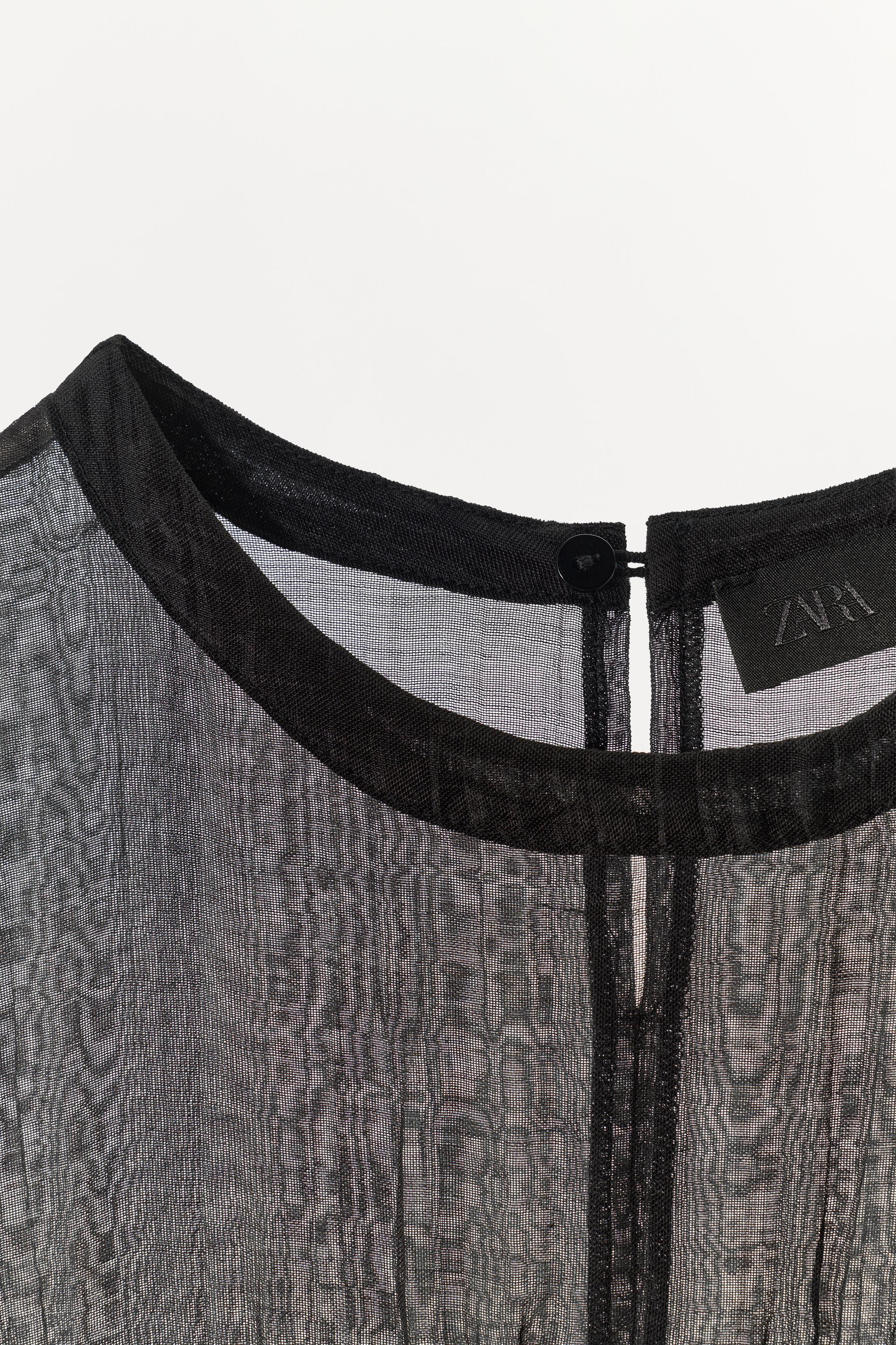 Model height: 176 cmRound neck, short sleeve top. Featuring semi-sheer contrast fabric, a fitted ... | Zara DE