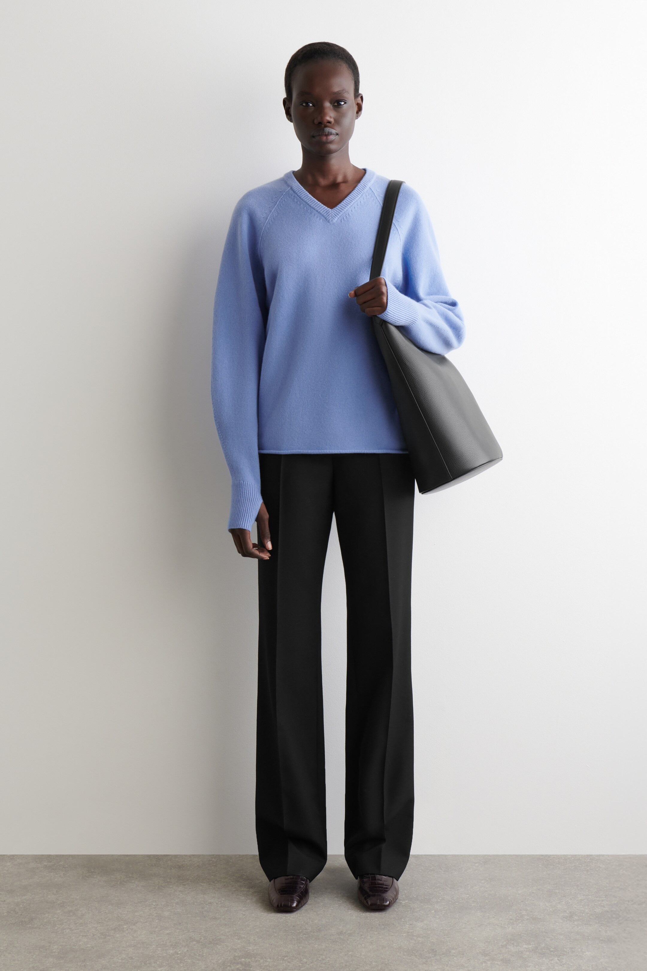PULLOVER AUS MERINOWOLLE MIT V-AUSSCHNITT - KORNBLUMENBLAU - Ladies | H&M DE | H&M (DE, AT, CH, NL, FI)