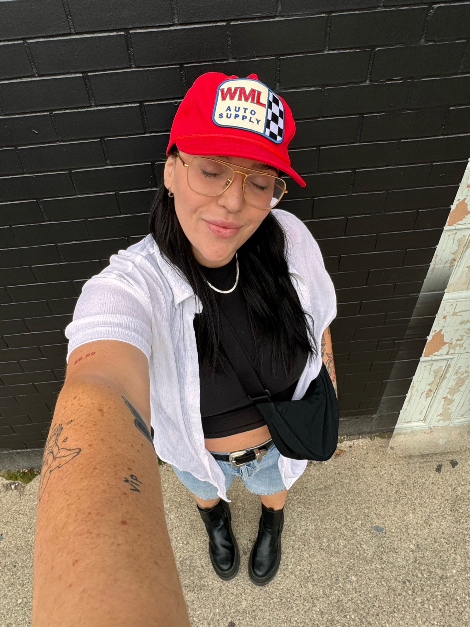 lesbian on a summer day - casual lesbian summer outfit, masc summer outfit Inspo, masc lesbian style, stem lesbian style, queer outfit Inspo, pride outfit idea, non rainbow pride outfit 