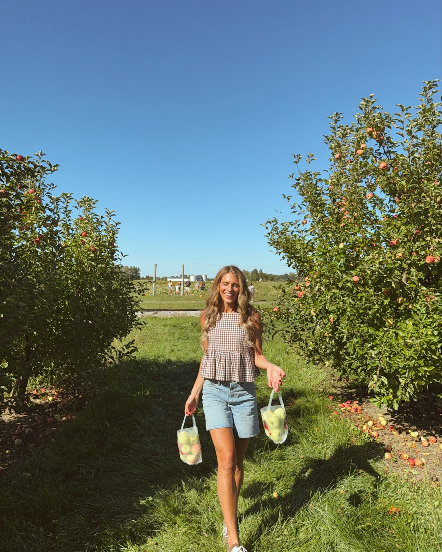 What I wore to the apple orchard ☀️🍏

Sizing:
M top
27 shorts (tts)