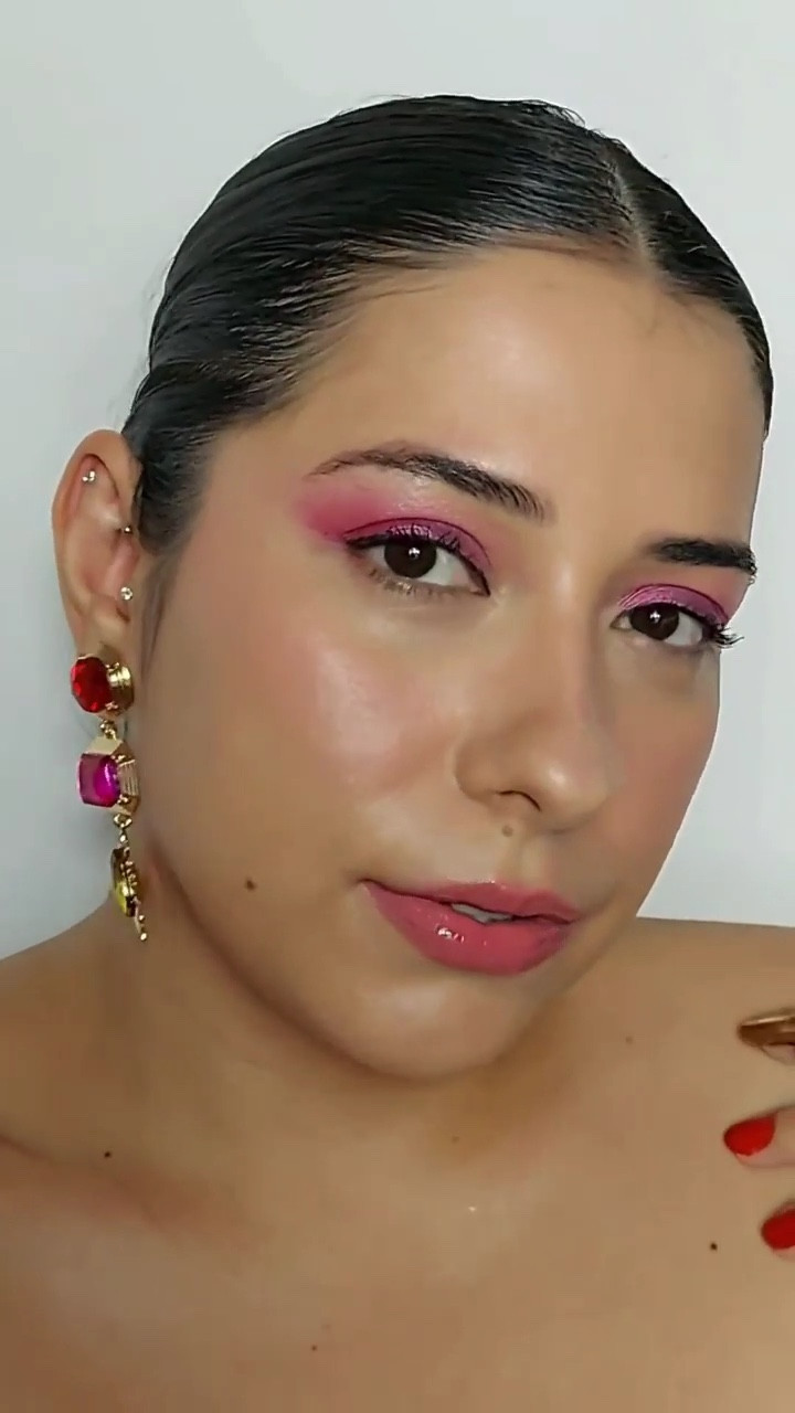 Makezinha usando a icônica paleta Let It Shine

#LTKbeauty #LTKbrasil