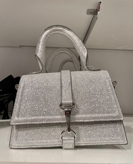 This sparkly handbag is so cute and under $30 ✨

NYE, holiday accessories, trendy handbag, H&M 

#LTKGiftGuide #LTKstyletip #LTKunder50