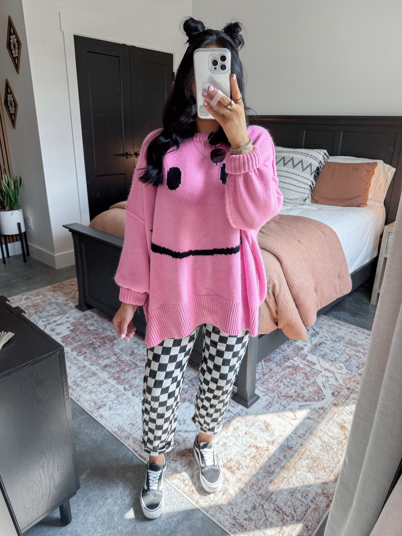 Dopamine Dressing 🖤💕

Sweater - small/medium 
Pants - small
Bralette - medium

*my exact pants are no longer available, so I linked two alternative options!