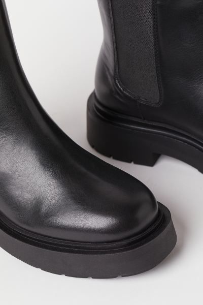 Chunky Boots aus Leder
							
							89,99 € | H&M (DE, AT, CH, DK, NL, NO, FI)