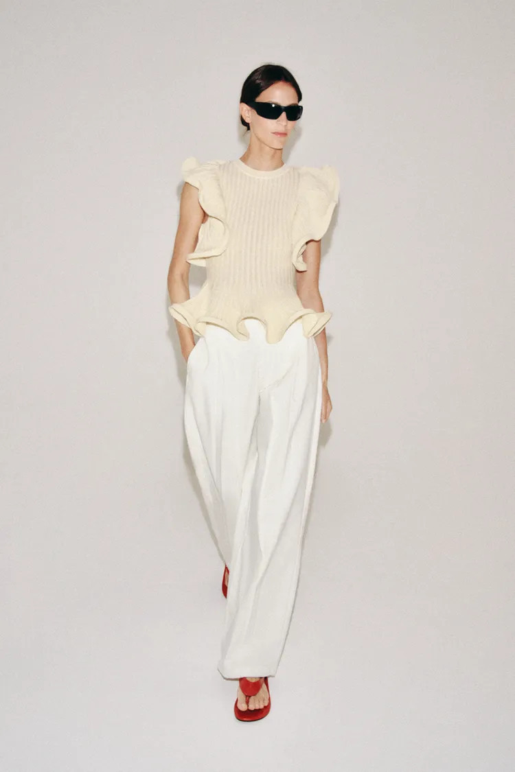 Sleeveless round neck top. Wavy trim detail. | Zara US