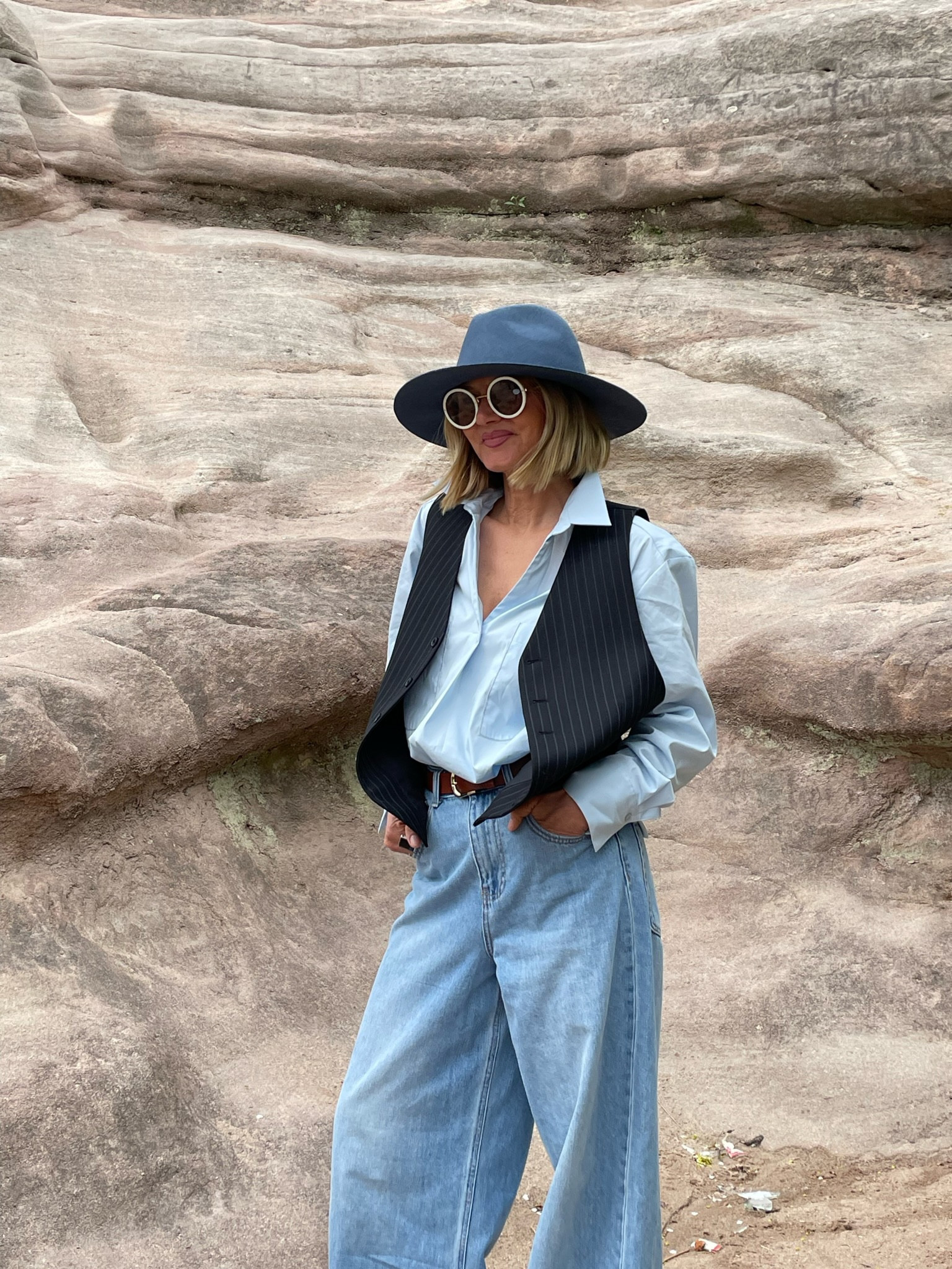 Westenlook mit hellblauem Hemd und weiter Jeans 👖

#LTKstyletip #LTKSeasonal #LTKeurope