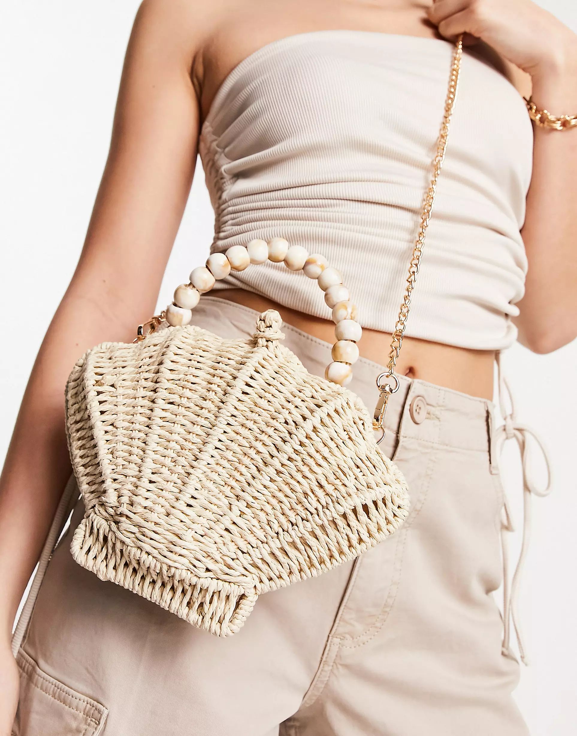 ASOS DESIGN – Muschelförmige Handtasche im Stroh-Look mit perlenbesetztem Tragegriff und abneh... | ASOS (Global)