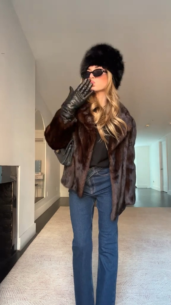 How to look cute when it’s brick af ❄️☃️ layers on layers. Coat is vintage, jeans are spiral and sweater is Princess Polly but linked similar 

#LTKSeasonal #LTKStyleTip #LTKFindsUnder100