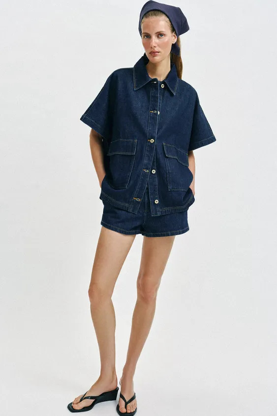 Loose fit 100% cotton overshirt with a collared neckline and short sleeves. Featuring front patch... | Zara FR