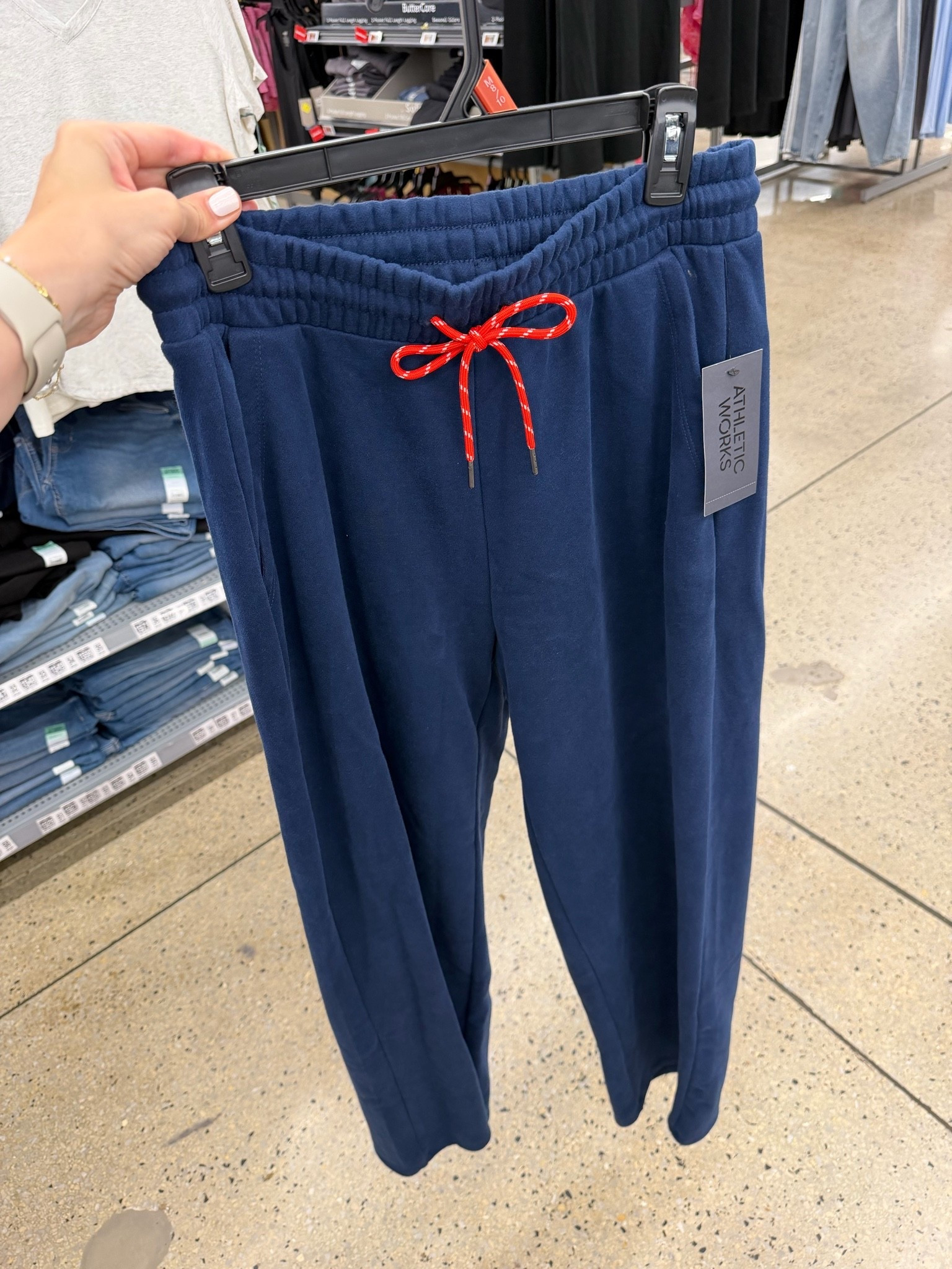 Grabbed these wide leg sweatpants at Walmart today, the fabric is heavy and feels super cozy! #walmartfashion