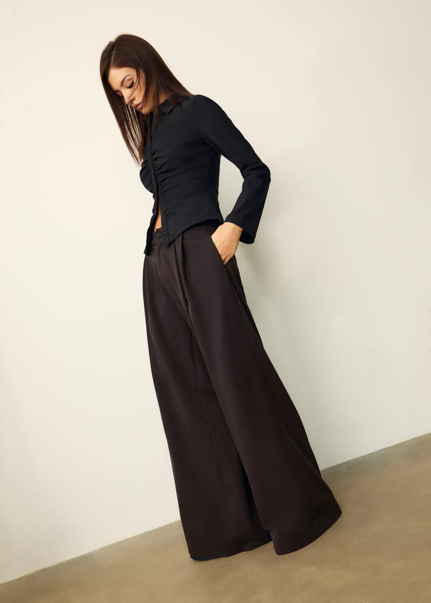 Wide leg smart trousers with darts | Stradivarius (UK)