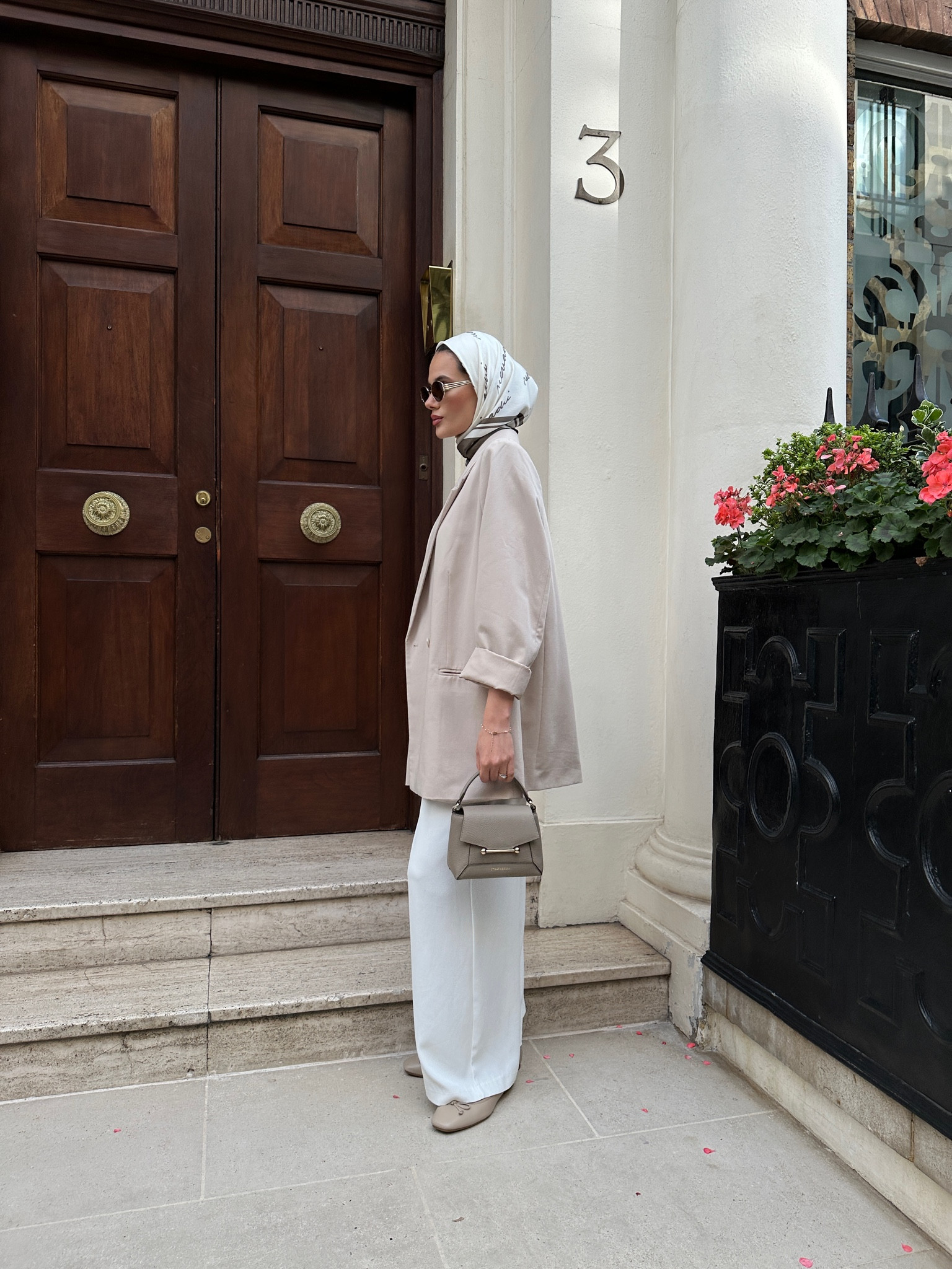 Casual chic outfit for a day in the city 🤍

#LTKmodest #LTKeurope #LTKuk
