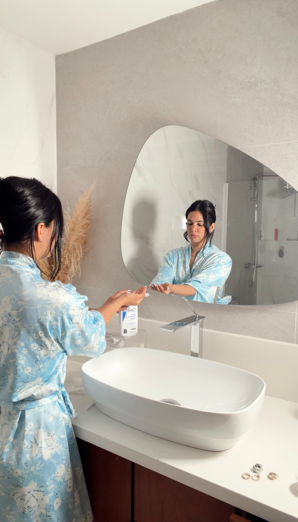 #ad Keeping my body care routine super simple lately 🤍
Lightweight, fast-absorbing, and actually hydrating.
Picked it up at Target, as always.
#ad #ceravepartner #targetpartner #Target
@CeraVe @Target @TargetStyle @shop.ltk #liketkit