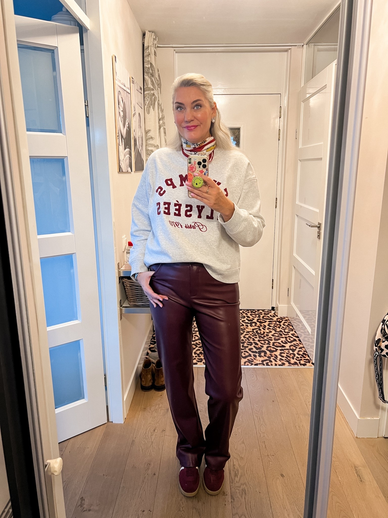 OOTD - Burgundy faux leren broek (https://most-wanted-nl.mtpc.se/5747262, maat L), grijze sweater met print (L), suède sneakers, satijnen sjaaltje, parel oorbellen. 



#LTKeurope #LTKnederlands #LTKmidsize