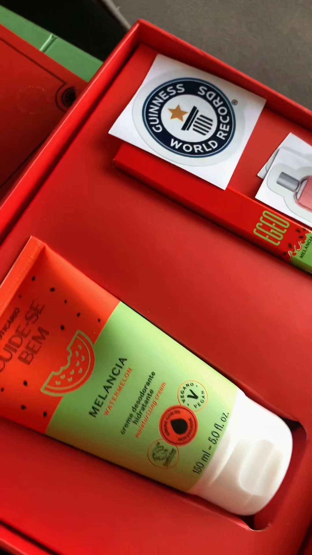 Adivinha quem finalmente conheceu o #egeomelancia ? 🙋🏼‍♀️🥹

Graças a uma campanha incrível do @oboticario que quebrou recordes e entrou para o #guinnessworldrecords com o maior unboxing simultâneo da história, eu tive a oportunidade de conhecer a fragrância que sempre sonhei.

Ganhei um kit com o creme desodorante perfumado de melancia da linha cuide-se bem e uma versão de perfume de bolsa do tão sonhado Egeo Melancia. Agora já quero um full size, será que vem ai, Boti?

🍉💚

#oboticarioegeomelancia🍉🍉🍉 #eudeboti #botiverso #cuidesebemmelancia 

#LTKbrasil