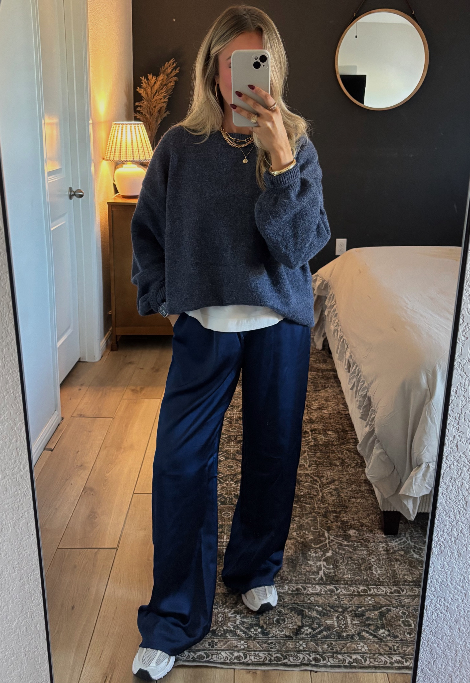 OOTD💙
Top - L/XL
White shirt - medium
Pants - mediumm
