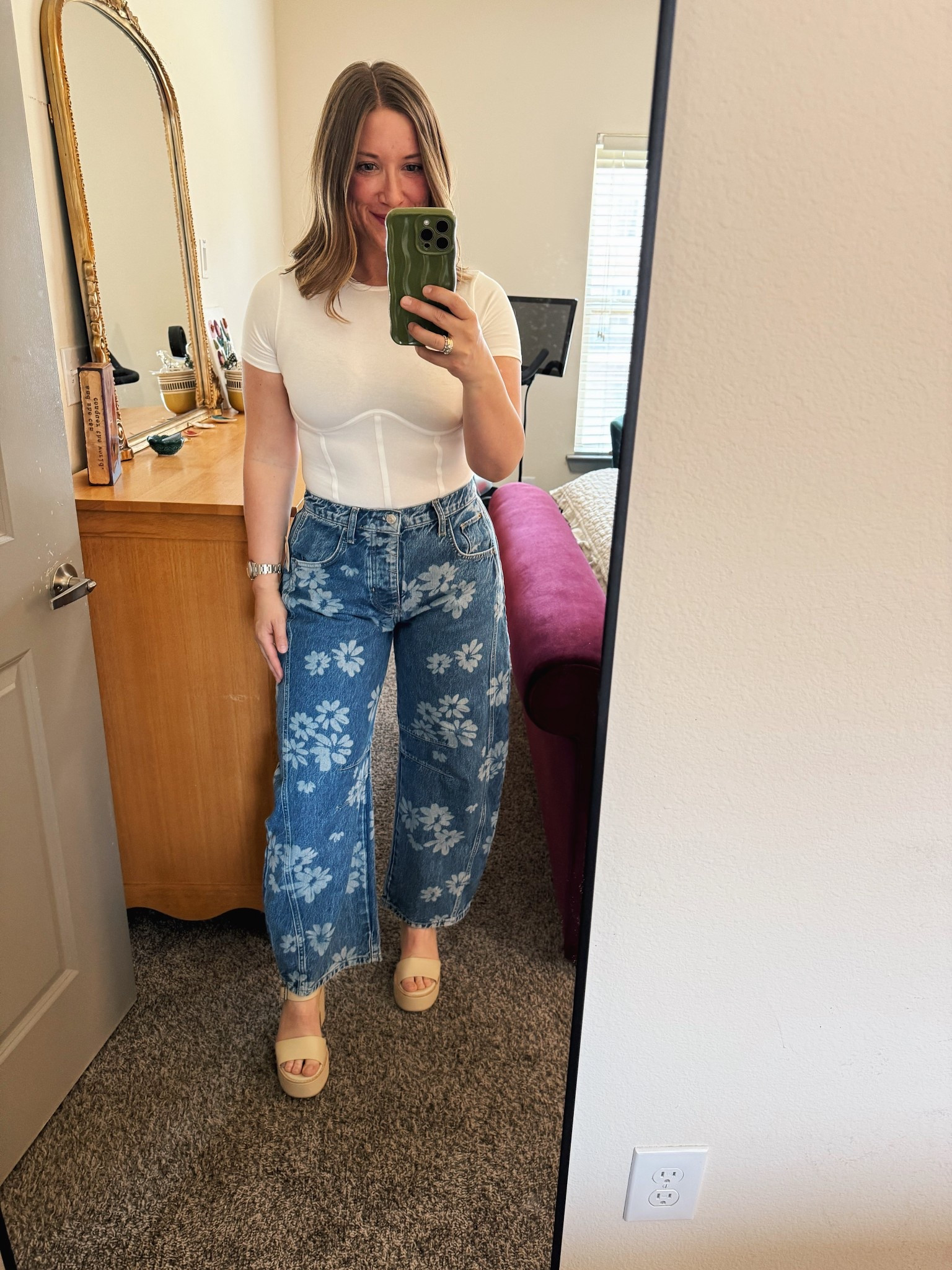 Taking a little trip and packed this outfit in my suitcase! Bodysuit is a fun take on a standard tee and couldn’t love these floral jeans more! 💙