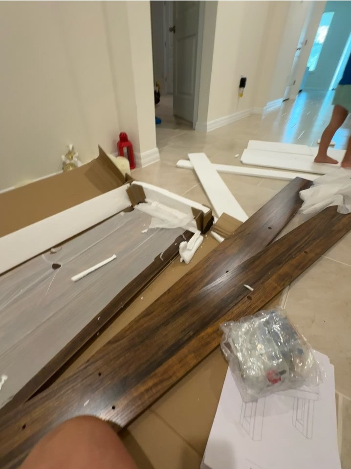 🔨 Cuando estrenar casa suena a emoción… pero la verdad es que he trabajado más que si fuera un flip 😂. Entre armar muebles, pintar y darle mi toque a cada rincón, siento que vivo en un episodio de “DIY non-stop”.

Lo bonito es que, en medio del cansancio, me disfrutado cada detallito. Estos proyectos me recuerdan a gozar lo simple, un cuadro, una mesa armada con paciencia, un espacio que va tomando forma.

Aquí les dejo parte de lo que he hecho este mes 😝. Déjenme in corazón si les gusta como va quedando. 

📌 Por si quieres ideas, todos los productos y cositas que uso los tengo linkeados en mi página.

👉 Dime, ¿qué es lo primero que transformarías en tu casa si pudieras?

#NuevaCasa #DIYHome #HogarConEstilo #ProyectosDIY #BienestarEnCasa #MentalidadDeAbundancia #DisfrutarLoSimple #DecoraciónPersonal #HobbiesCreativos #RelaxDIY #BienestarDiario #TransformaTuEspacio