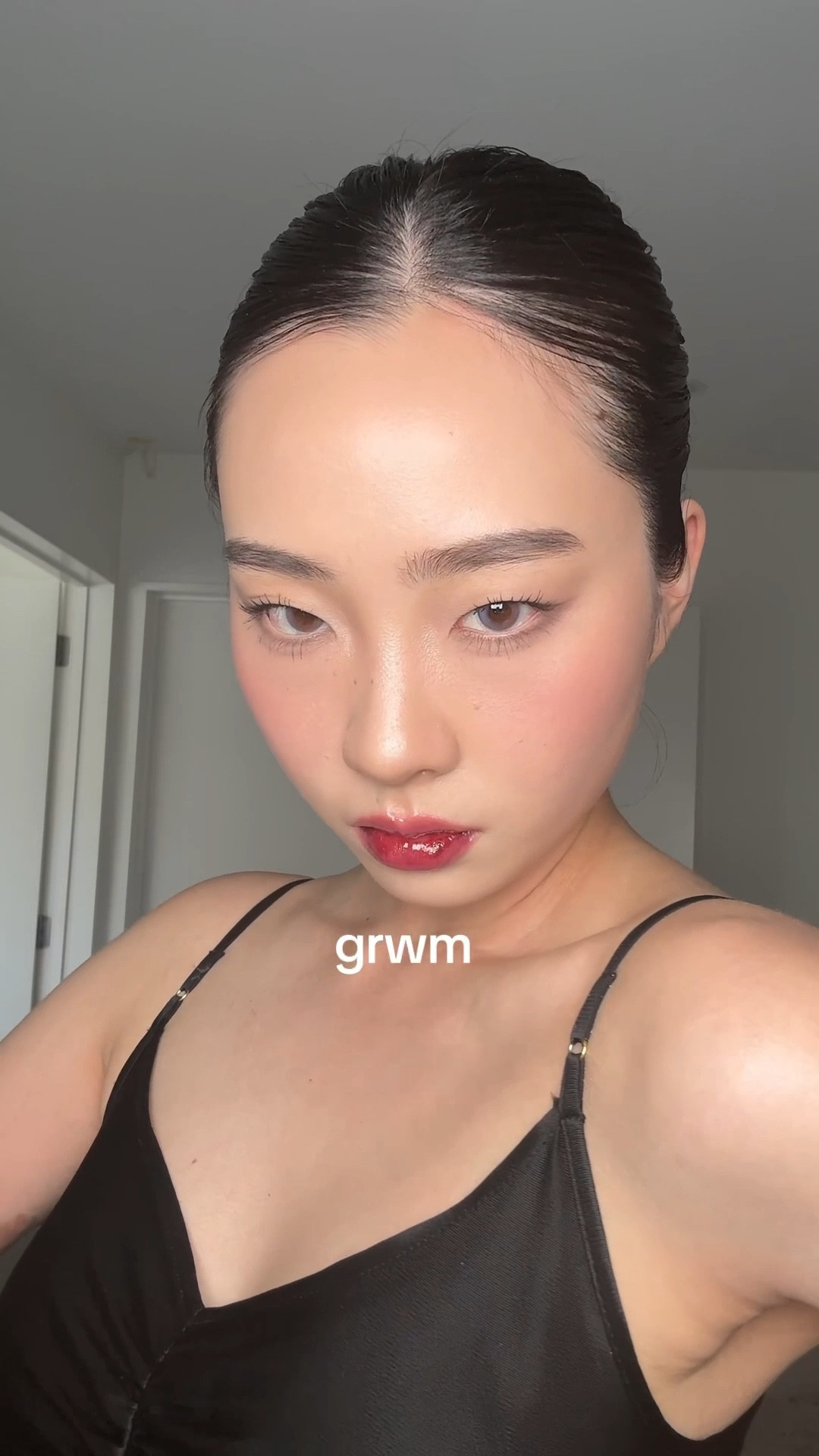 Koh Gen do foundation: 113
Luna concealer palette: 1
Espoir eyebrow pencil: cool gray
Dasique contour: 02
Dasique eyeshadow palette: cool basic
Wonderskin eyeliner: kalamata
Milktouch lip tattoo: black plum
Unleashia lipliner: 4
YSL lip oil gloss: 8