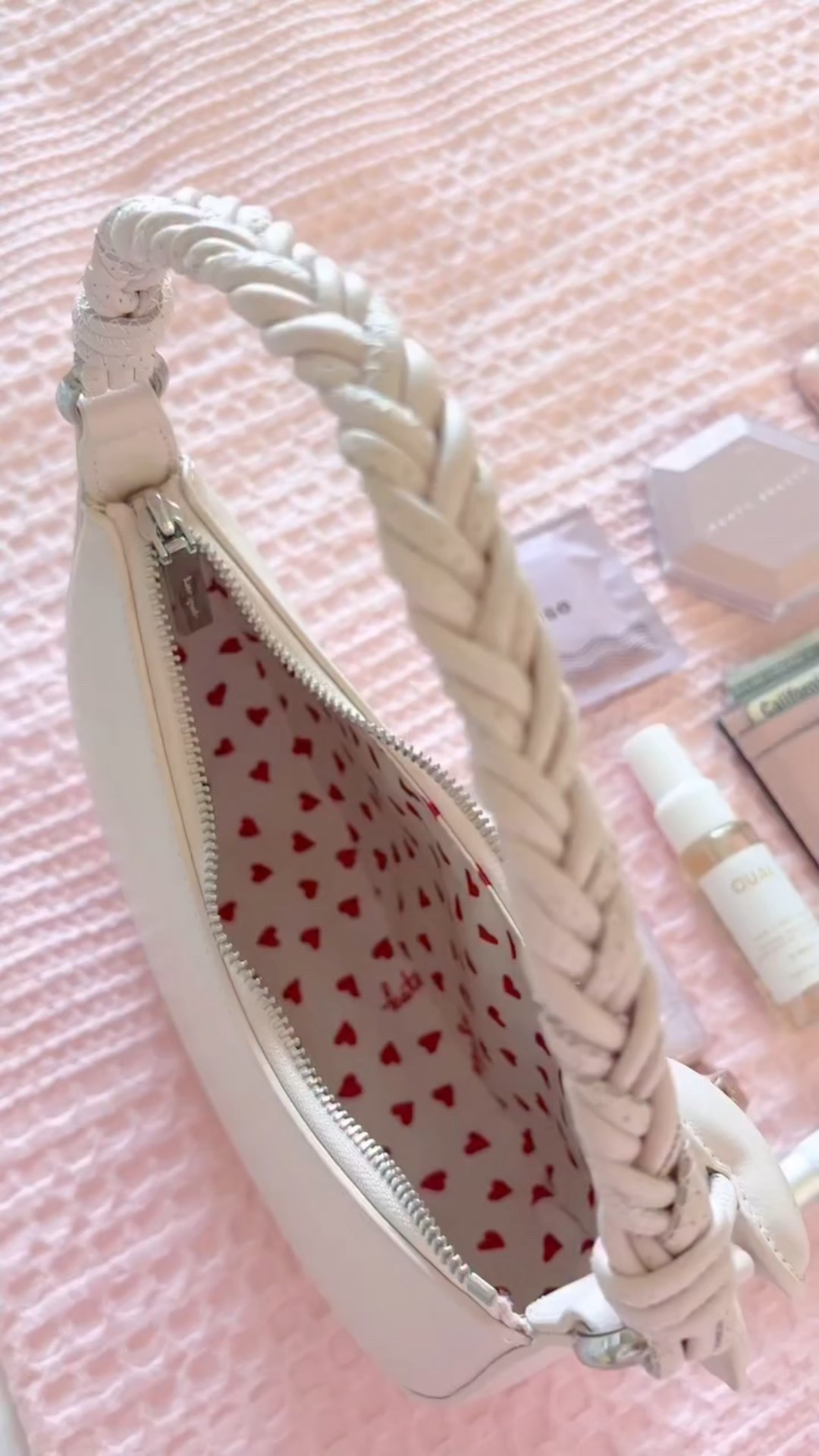 What’s in my bag 💗
Just the everyday things that make me feel put together. #whatsinmybag #heartbag