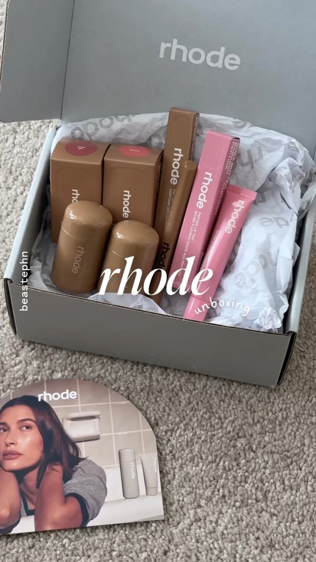 Unboxing dos sonhos com @rhode by Hailey Bieber.
Tava ansiosa pra testar tudo. Será que vale o hype? 🧁🎀🍰🫧 
〰️

.
.

.
.
.
.

#rhode #rhodeskin #unboxing #unboxingbeauty #haileybieber #skincareroutine #rhodeblush #beautyhaul #aestheticbeauty #peptideliptint #peptideliptintrhode #rhodeliptint #rhodeliptintribbon #lipbalmaddict