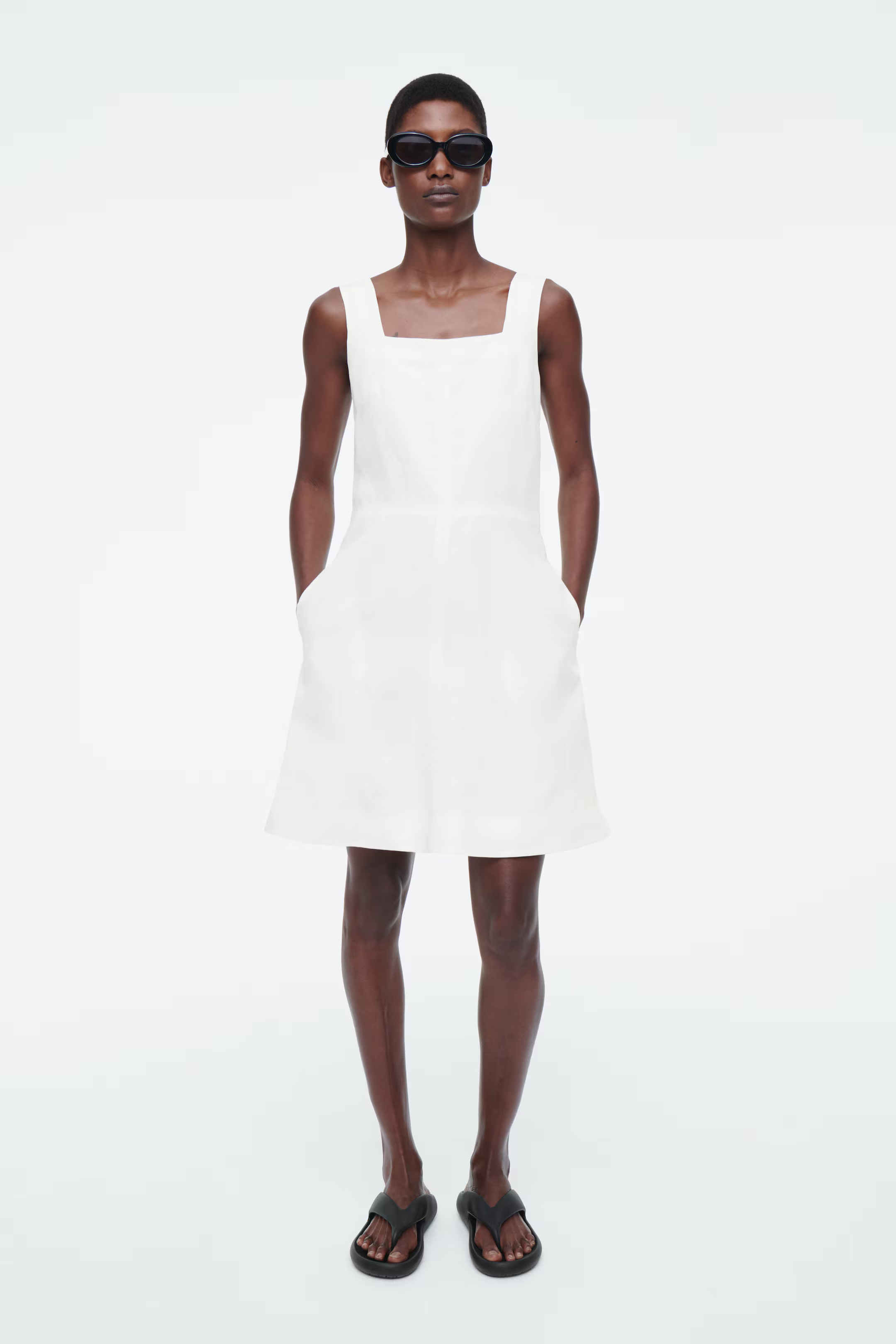 MINI-SCHÜRZENKLEID MIT KARREE-AUSSCHNITT - Eckiger Ausschnitt - Ärmellos - WEISS - Ladies | H&M... | H&M (DE, AT, CH, NL, FI)