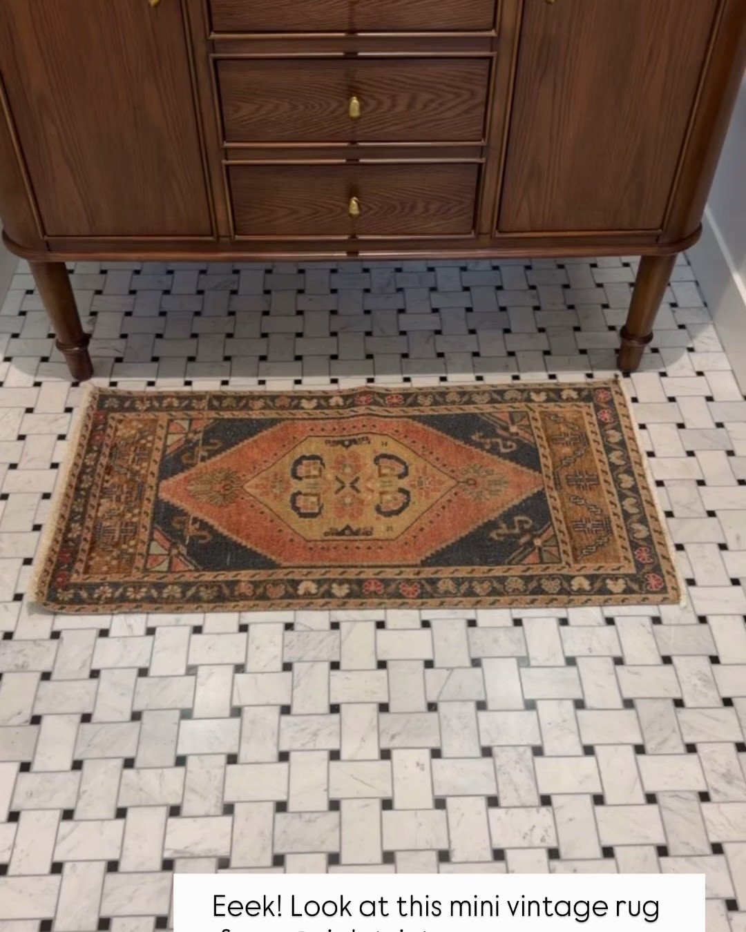 Ok these mini vintage rugs from @violetvintagerugs have finished my bathrooms perfectly!!! These vanities are also my favorite and affordable