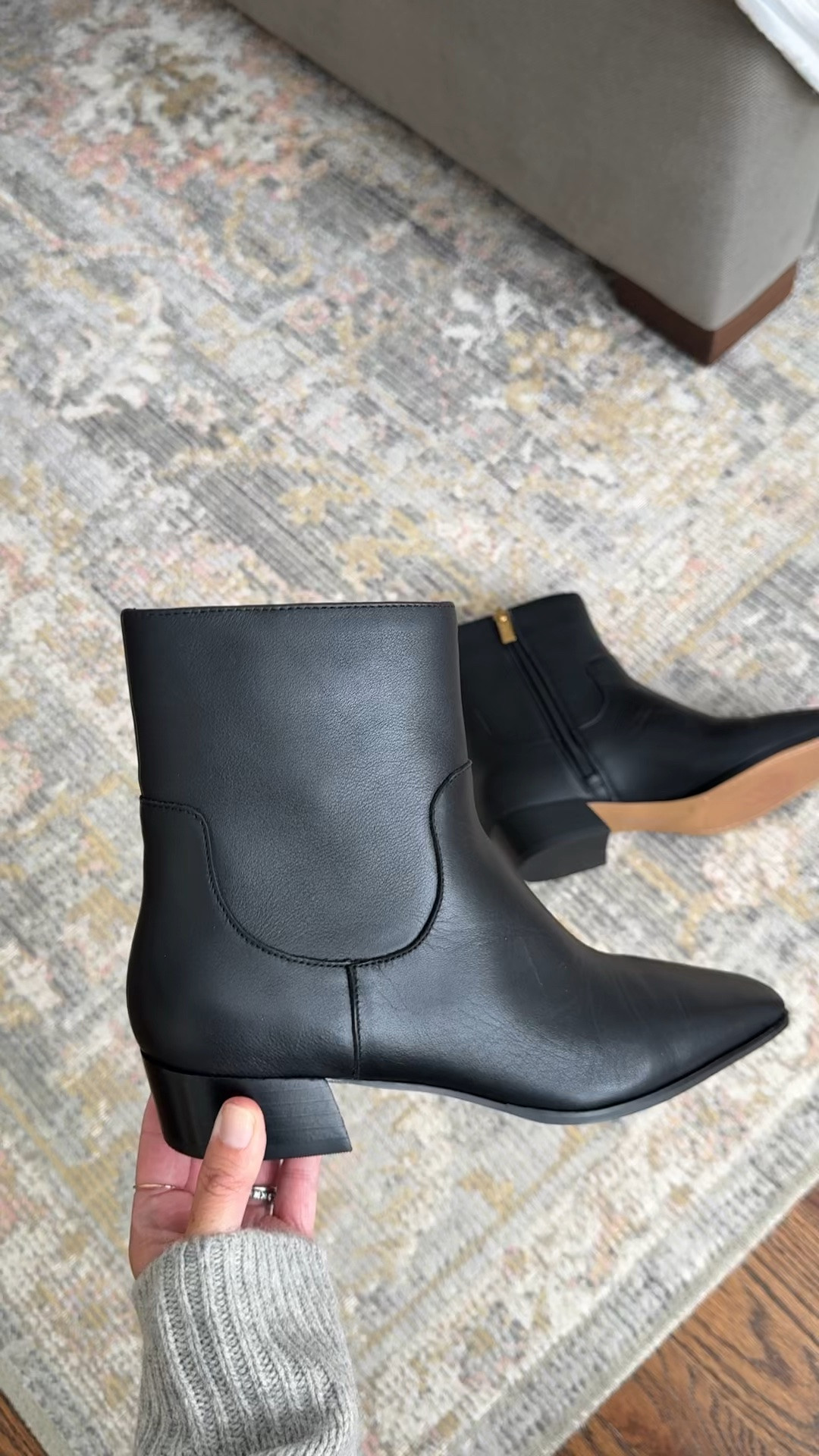 If you’re looking for a chic and comfy pair of fall boots, grab these! Bonus! they’re 30% off during the @vincecamuto Friends & Family Event (ends 10/15). This is a style I reach for all fall and winter. 
• fit tip - size down 1/2

#vincecamutopartner #ad