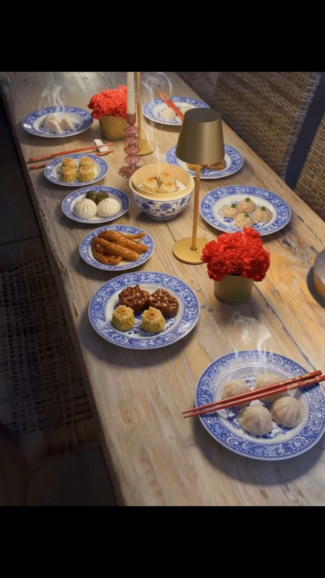 Happy Lunar New Year 🧧✨
a hint of chinoiserie red, and an atmosphere of quiet elegance — welcoming the new year in timeless style. #Chinoiserie
#ElegantStyle
#ModernTradition
#TimelessRed
#FestiveDetails
#RefinedLiving
#CuratedMoments
