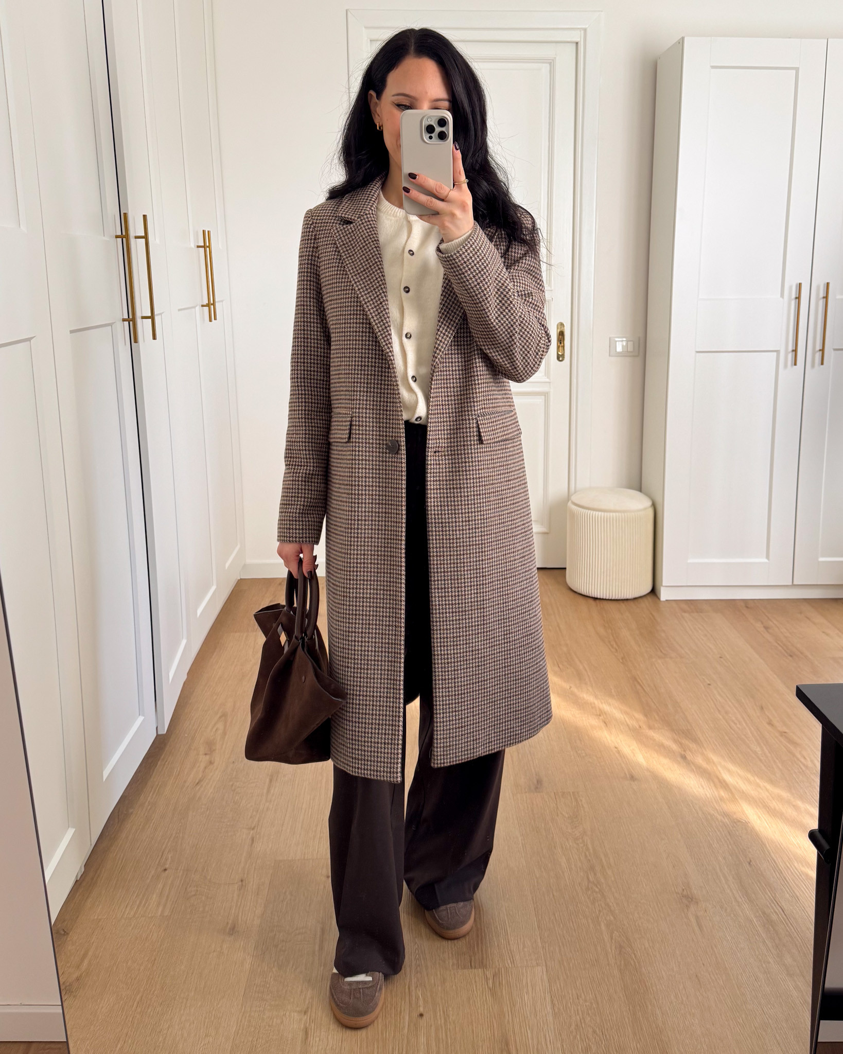 Cappotto Mango, borsa camoscio marrone, pantaloni sartoriali H&M, cardigan bottoni, adidad spezial 

 #LTKitalia #LTKeurope #LTKwinter