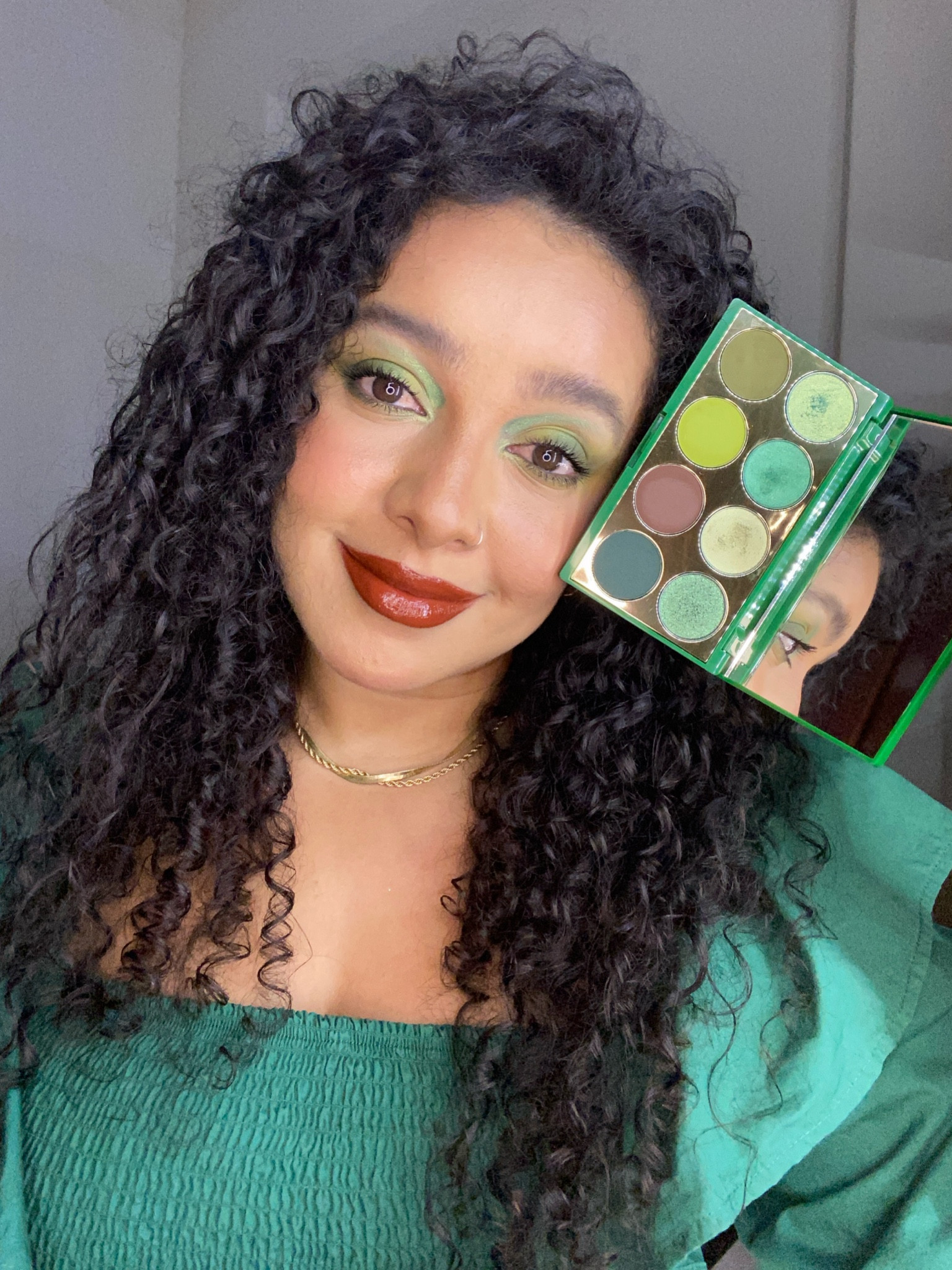 Nova Paleta Green #NiinaSecrets chegou para completar o arco-íris da marca, com 8 sombras e 3 tipos de acabamento: 4 Mattes ultra pigmentadas e 4 Cintilantes ( flocadas e com brilho intenso)! 💚✨
—————————————-
📌Na última semana de moda o verde se destacou como uma das cores em alta para esse ano! E essa paleta é perfeita para você criar looks incríveis! Com tonalidades de verde: militar, lima, musgo e bandeira traz muita versatilidade! 

#LTKhome #LTKbeauty #LTKbrasil