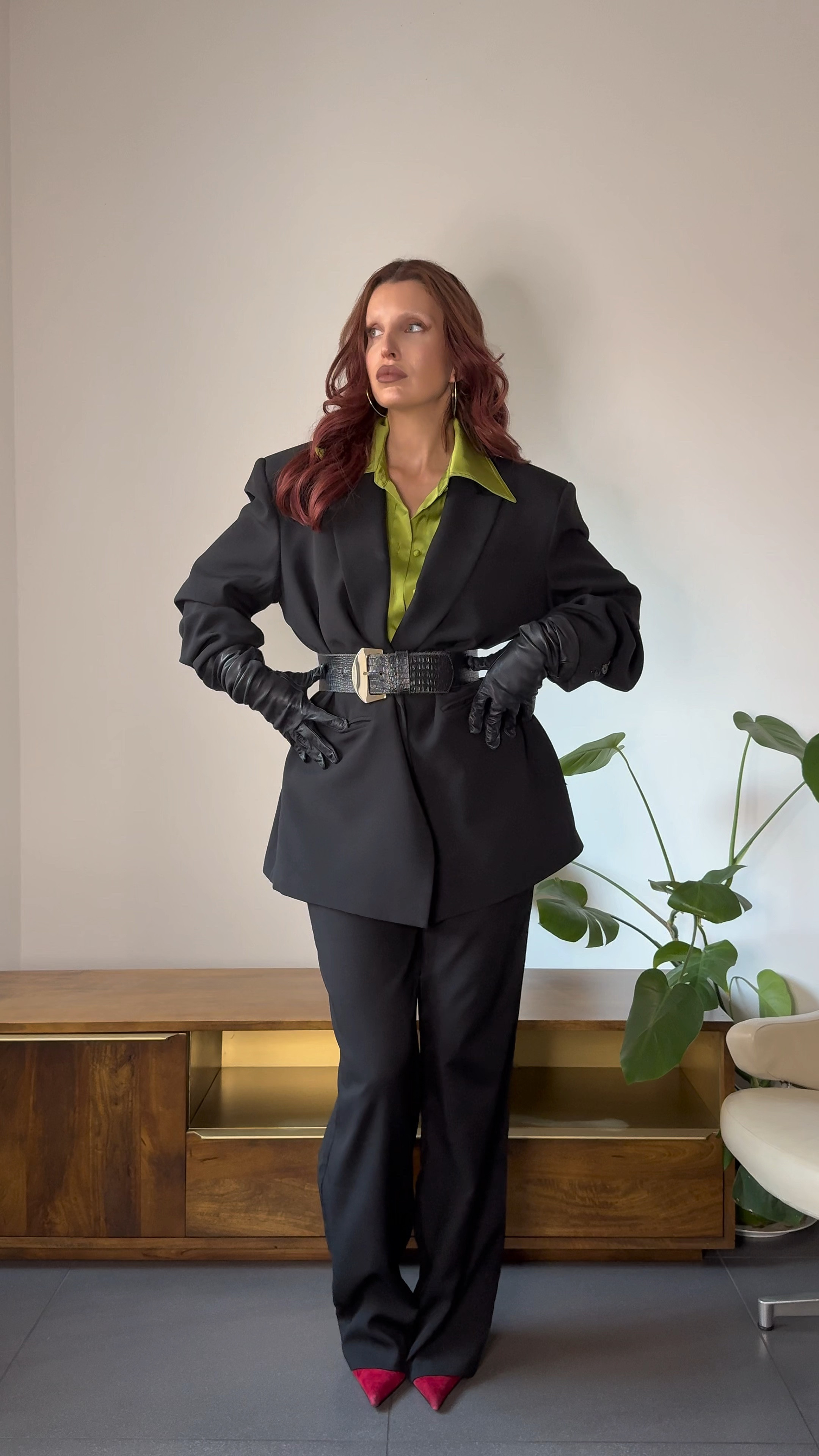 Living in oversized suits this autumn 🖤

. 

💋 Style tip: An oversized suit is a must-have for any autumn/winter capsule wardrobe. 

This season, I’m all about cinching the blazer with a big waist belt to create shape. 

A classic black suit is endlessly versatile - dress it up with heels or keep it casual with trainers. Add a pop of colour with a vibrant shirt or statement shoes

. 

💋 Follow for more outfit inspo 

#outfitinspo #outfitideas #autumnoutfits #transitionalstyle #howtostyle 


#LTKstyletip #LTKautumn #LTKgrwm