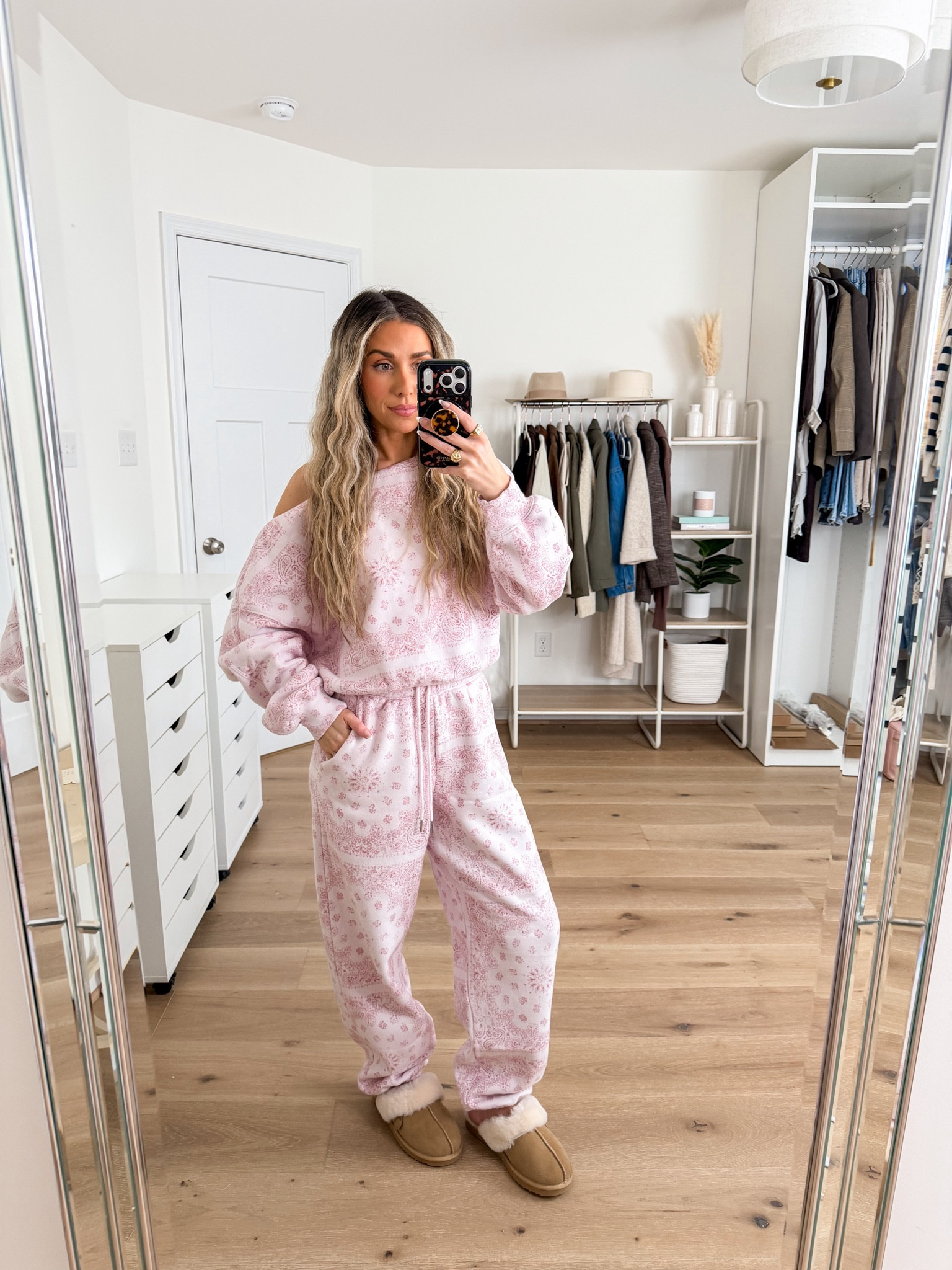 Abercrombie matching lounge set — size small in the sweatshirt and xs in the sweatpants 

#LTKmomlife #LTKFindsUnder100 #LTKootd