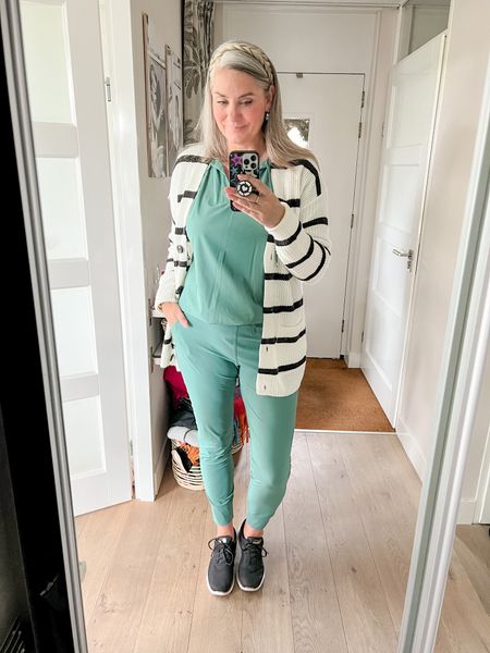 Outfits of the week

Ready for a long walk in a comfortable matching set from travel material (Norah, size 40), a striped cardigan (40) and Skechers sneakers (tts). 



#LTKeurope #LTKfit #LTKstyletip