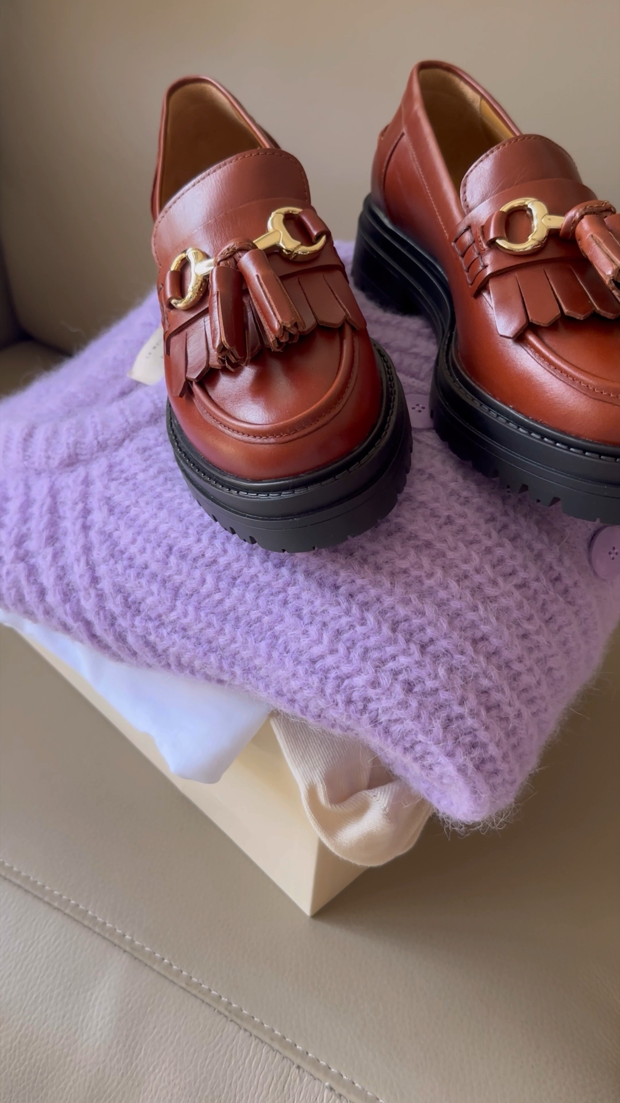 Unboxing my @sezane package all the way in Hong Kong, their international shipping is amazing 

Ciao T-shirt, loving the simple effortless chic vibe. Got to pair it with jeans or a cute skirt

Emile Cardigan, this alpaca and wool cardigan is like a warm hug on a chilly day

Heart Socks, because life is too short for boring socks! These socks are making my feet dance with joy

Amy Loafers, these glossy black loafers are the epitome of elegance.


