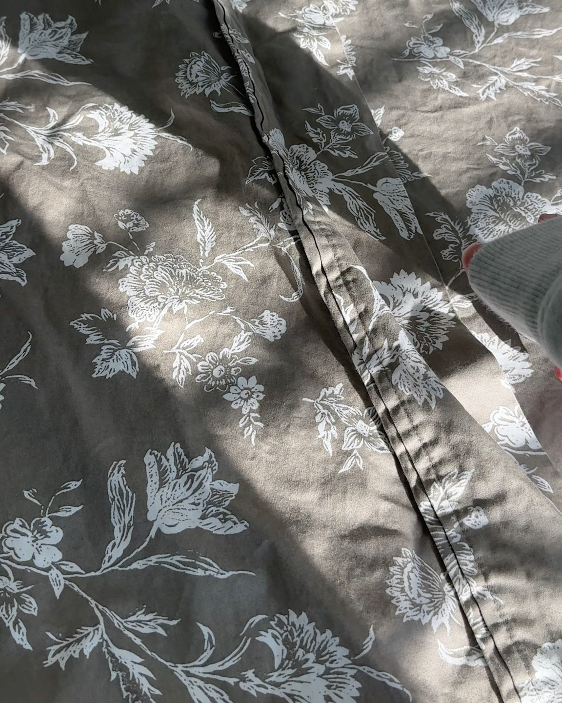 Just swapped out my bedding for the dreamiest new sheets 🍂 They instantly give my room that warm, cozy fall feel. Perfect for crisp mornings with coffee in bed and cozy movie nights 🛏️✨ 

Linking them for you on my LTK so you can bring a little fall vibe into your own space!

#bedding #ltkhome #newbedding 